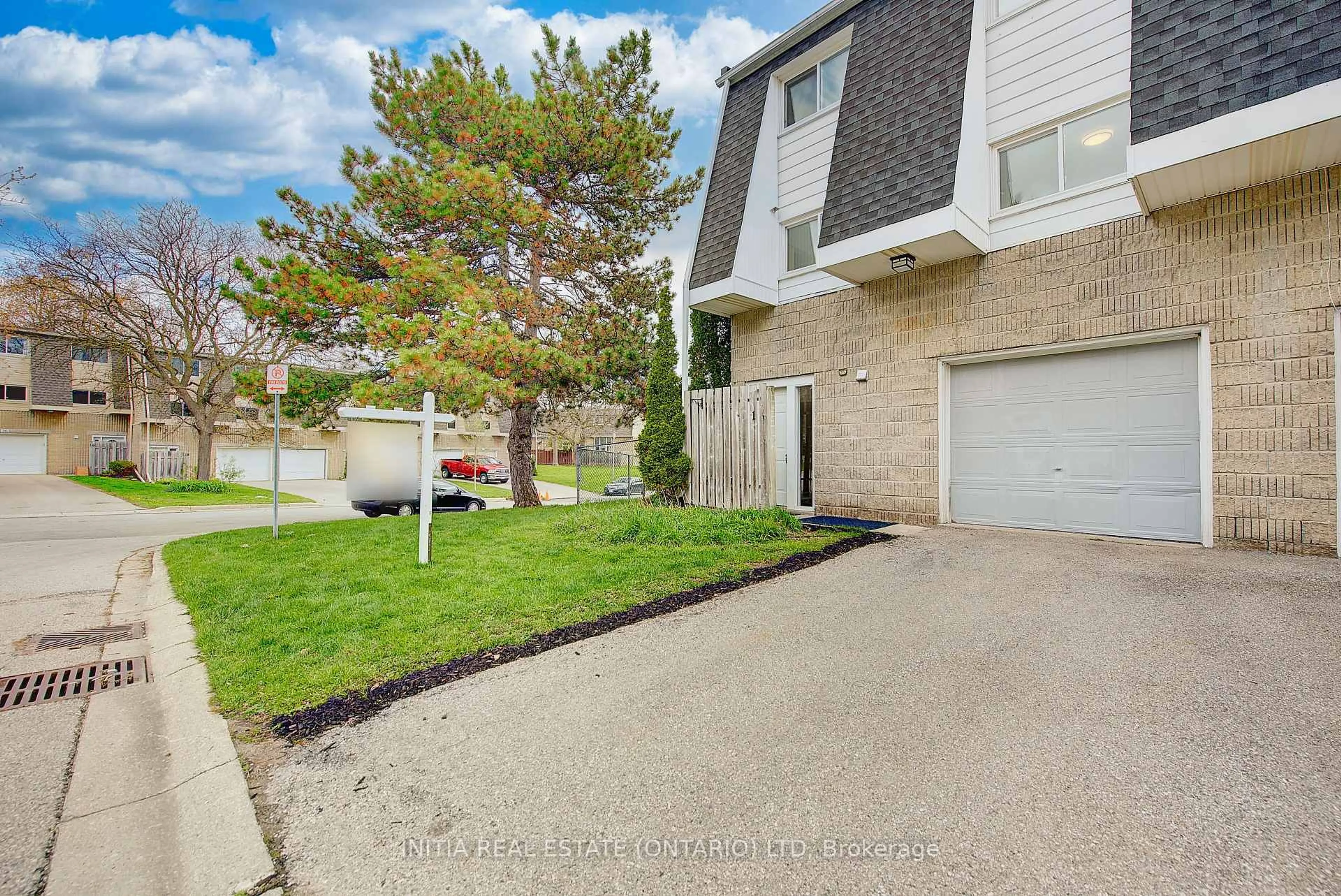 A pic from outside/outdoor area/front of a property/back of a property/a pic from drone, street for 40 Fairfax Crt #1, London North Ontario N6G 3Y3