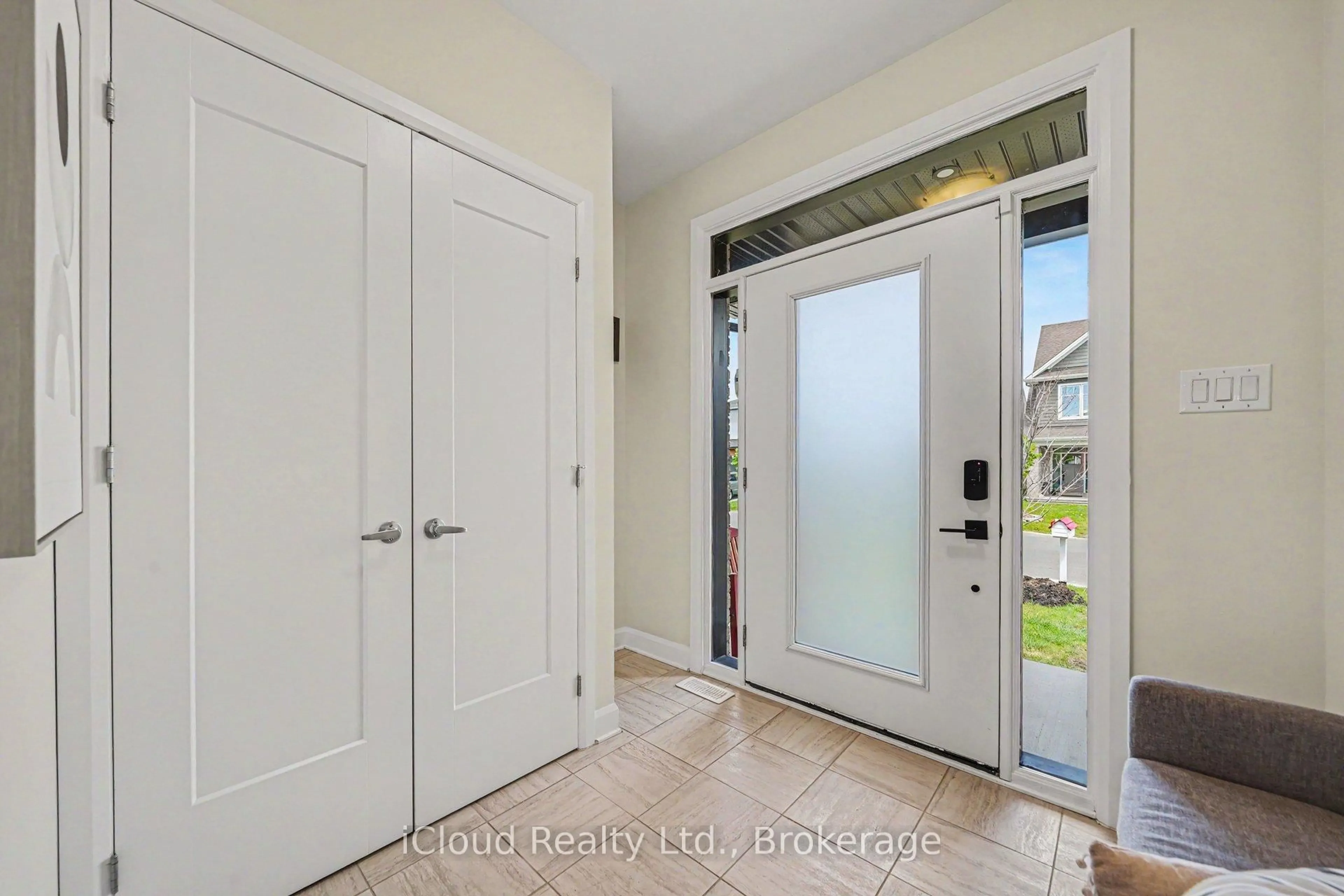 Indoor entryway for 616 Moonflower Cres, Ottawa Ontario K1T 0X8