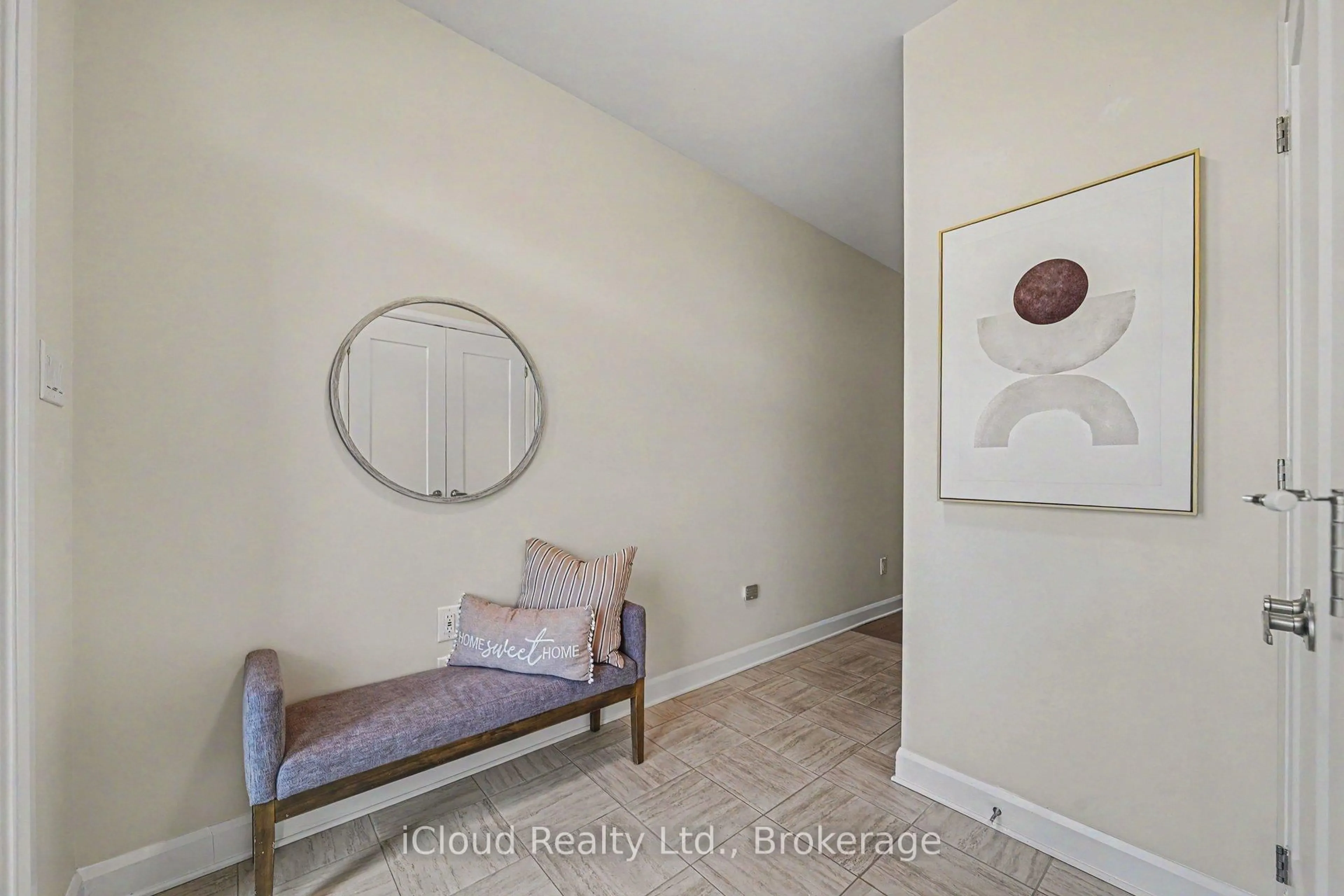 Indoor entryway for 616 Moonflower Cres, Ottawa Ontario K1T 0X8