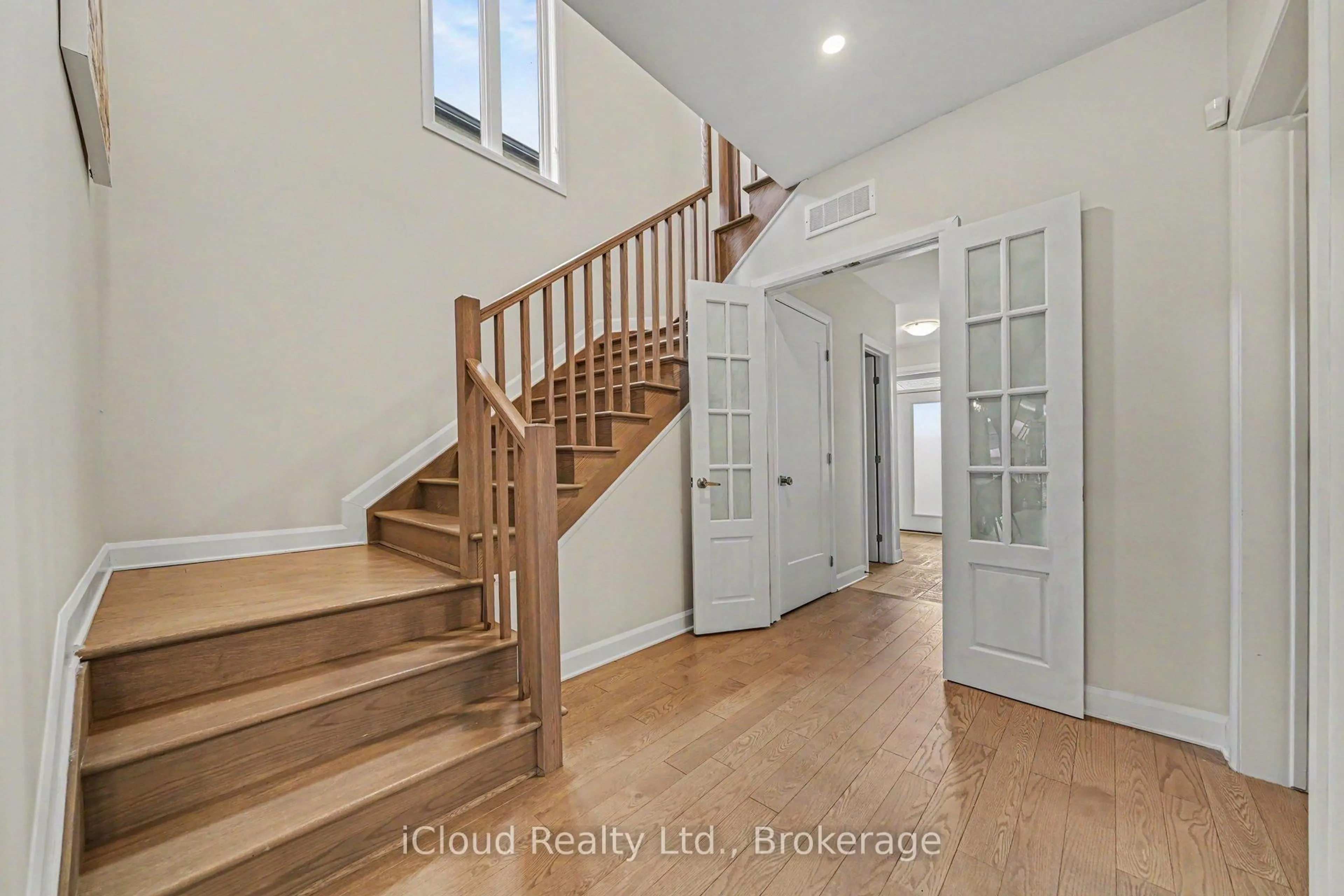 Indoor entryway for 616 Moonflower Cres, Ottawa Ontario K1T 0X8