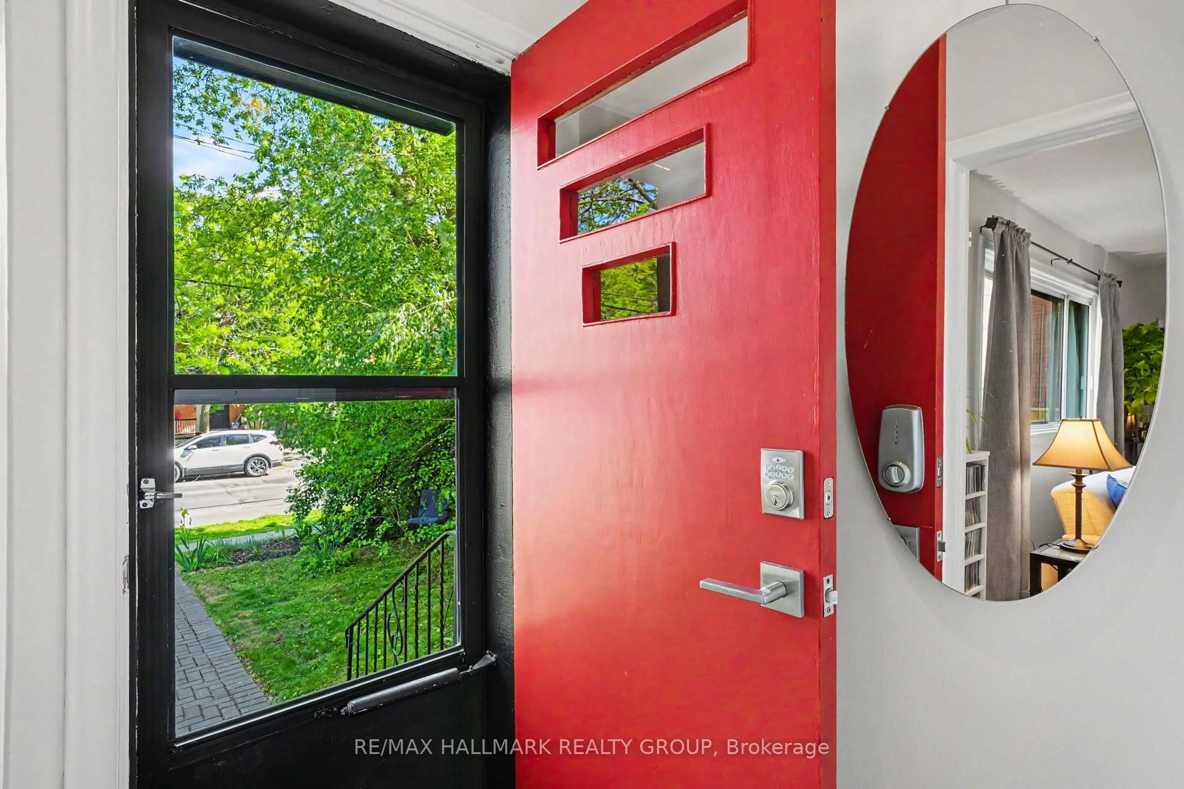 Indoor entryway for 371 Sunnyside Ave, Ottawa Ontario K1S 0S2