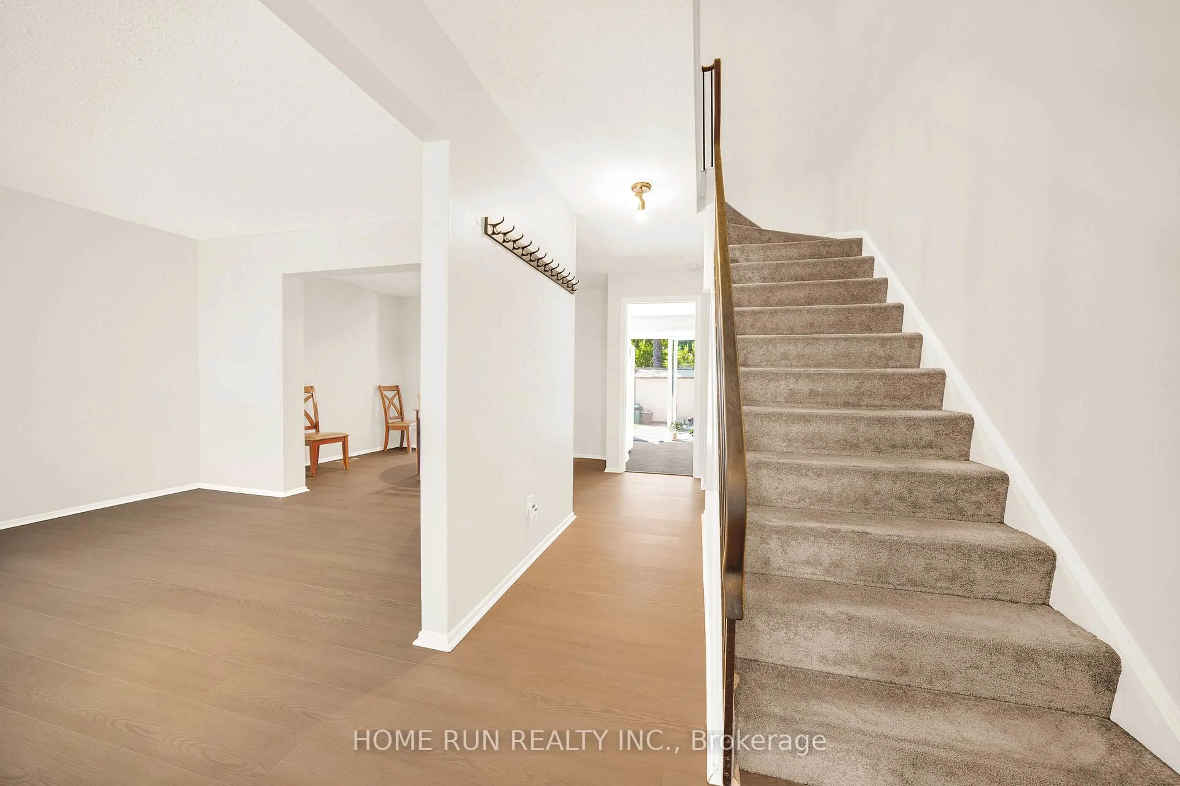 Indoor entryway for 2111 Montreal Rd #4, Ottawa Ontario K1J 8M8