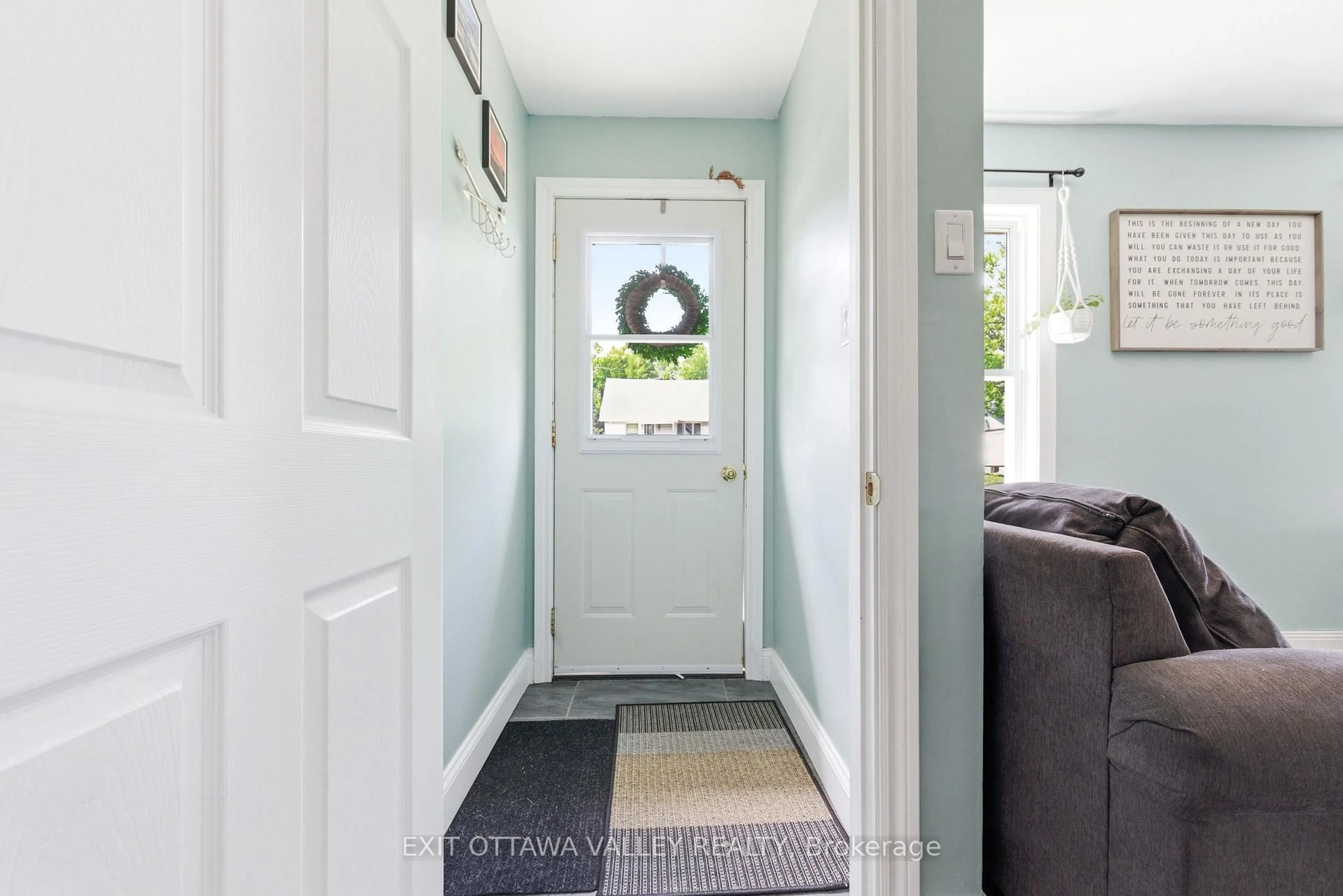 Indoor entryway for 23 Summit St, Deep River Ontario K0J 1P0