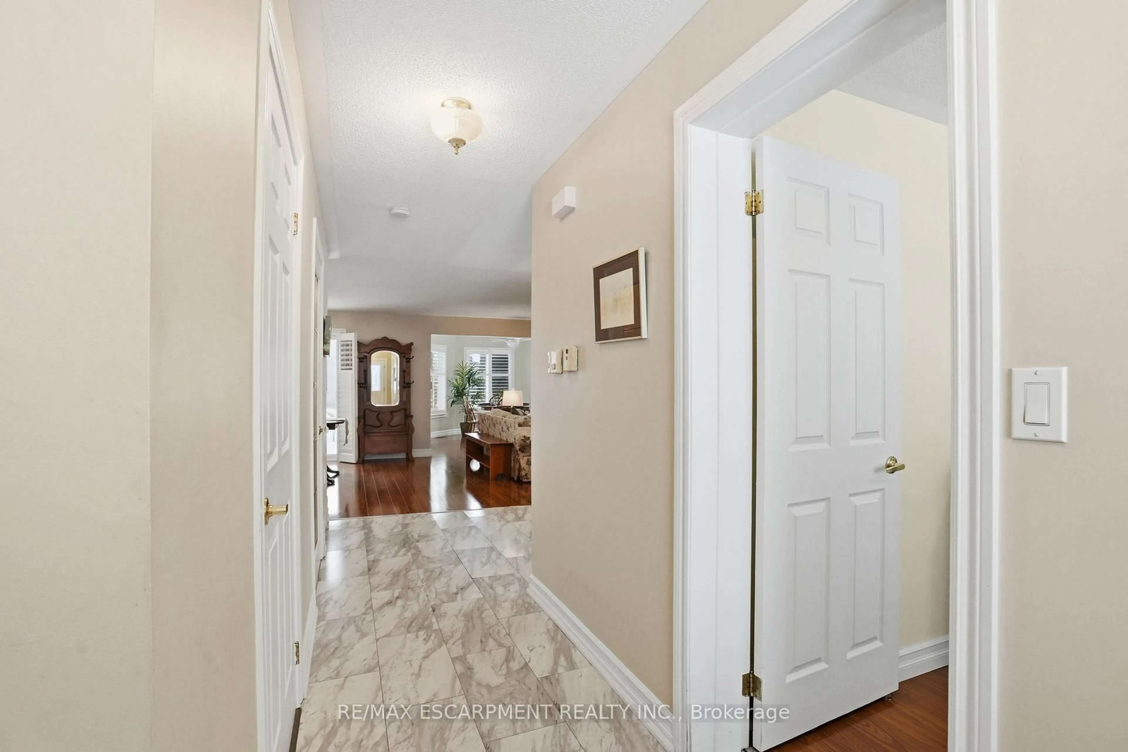 Indoor entryway for 148 Glenariff Dr, Hamilton Ontario L8B 1A5