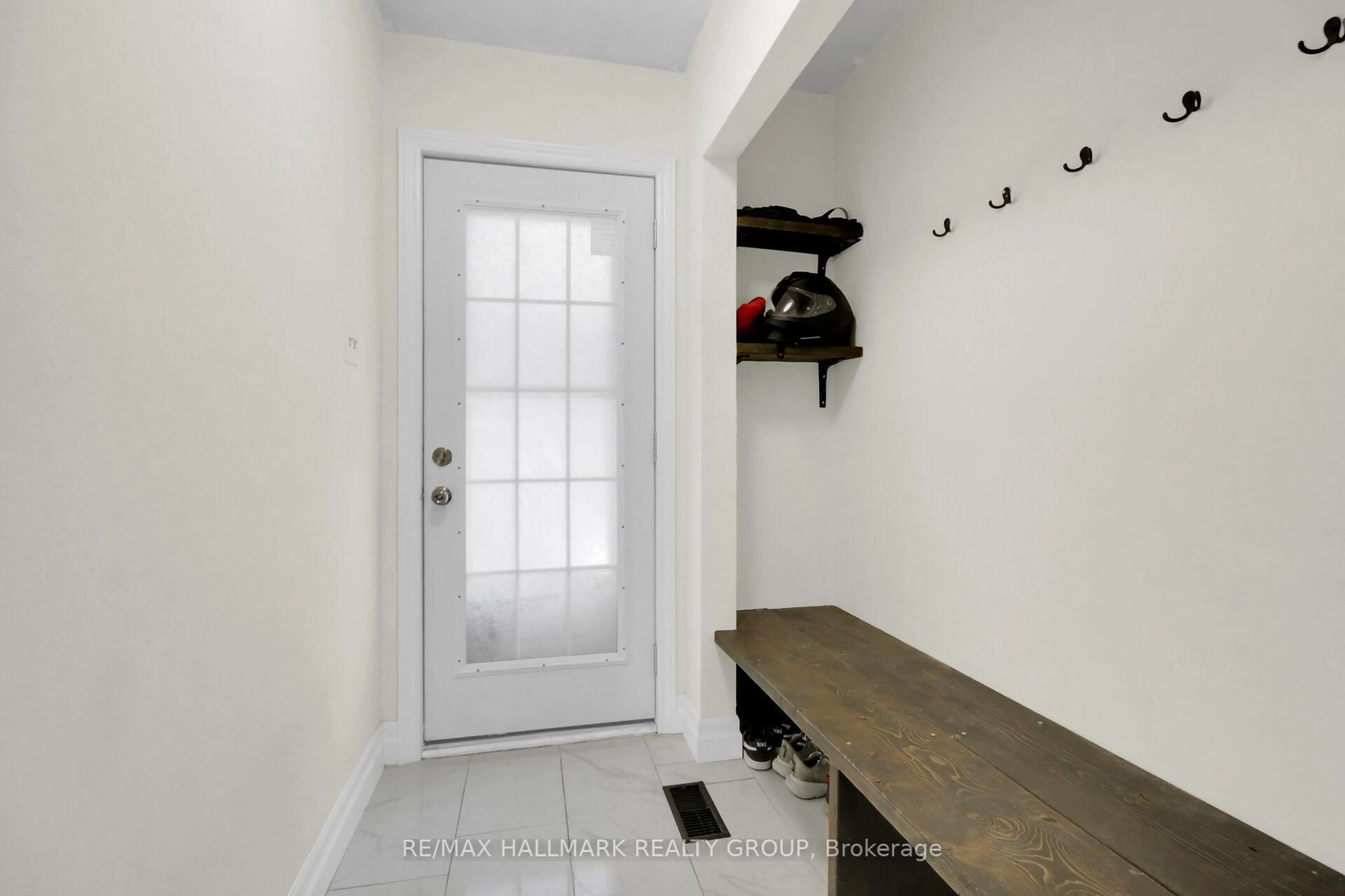 Indoor entryway for 145 Penfield Dr, Kanata Ontario K2K 1M4
