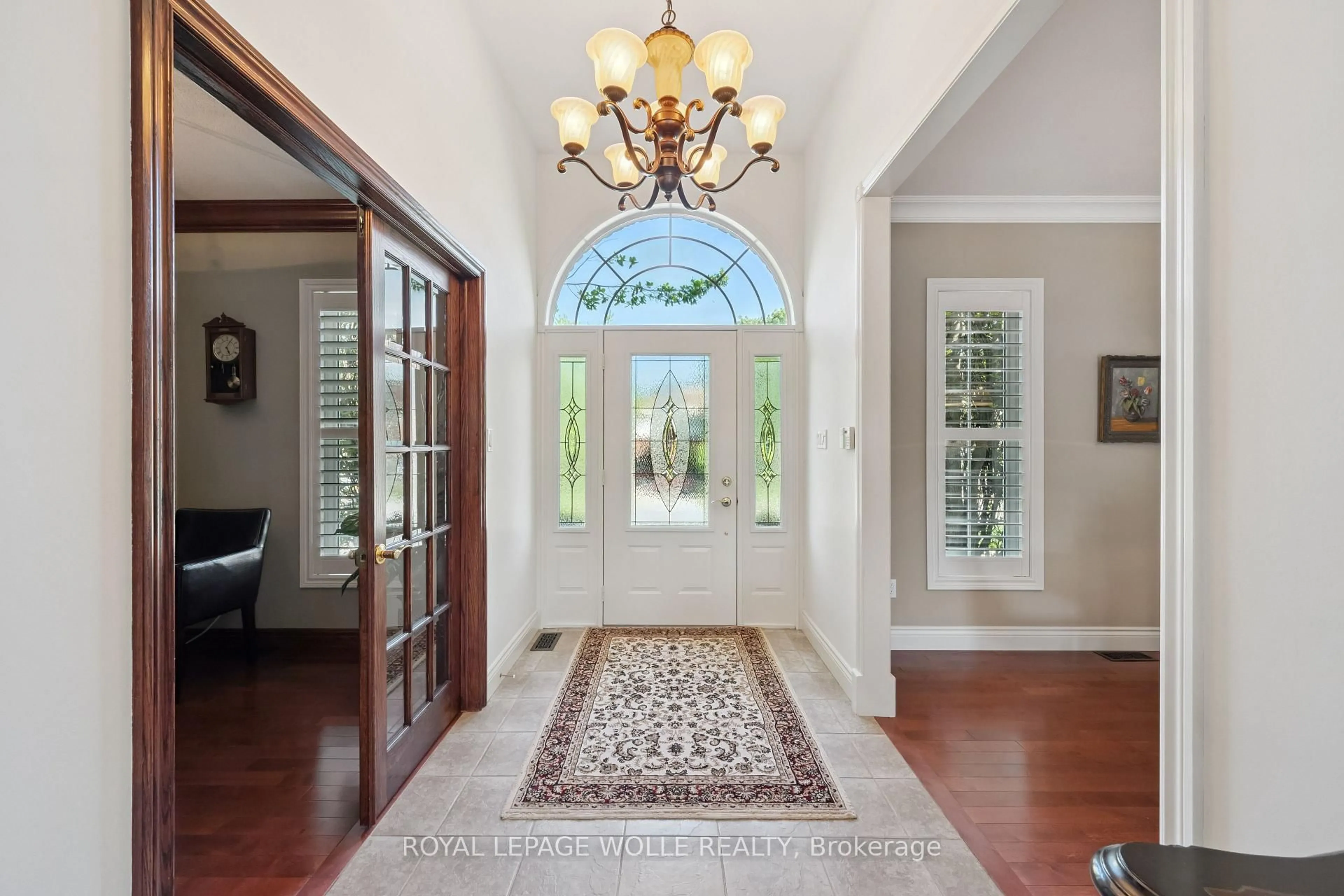 Indoor entryway for 20 Bonniewood Dr, Mapleton Ontario N0G 1P0
