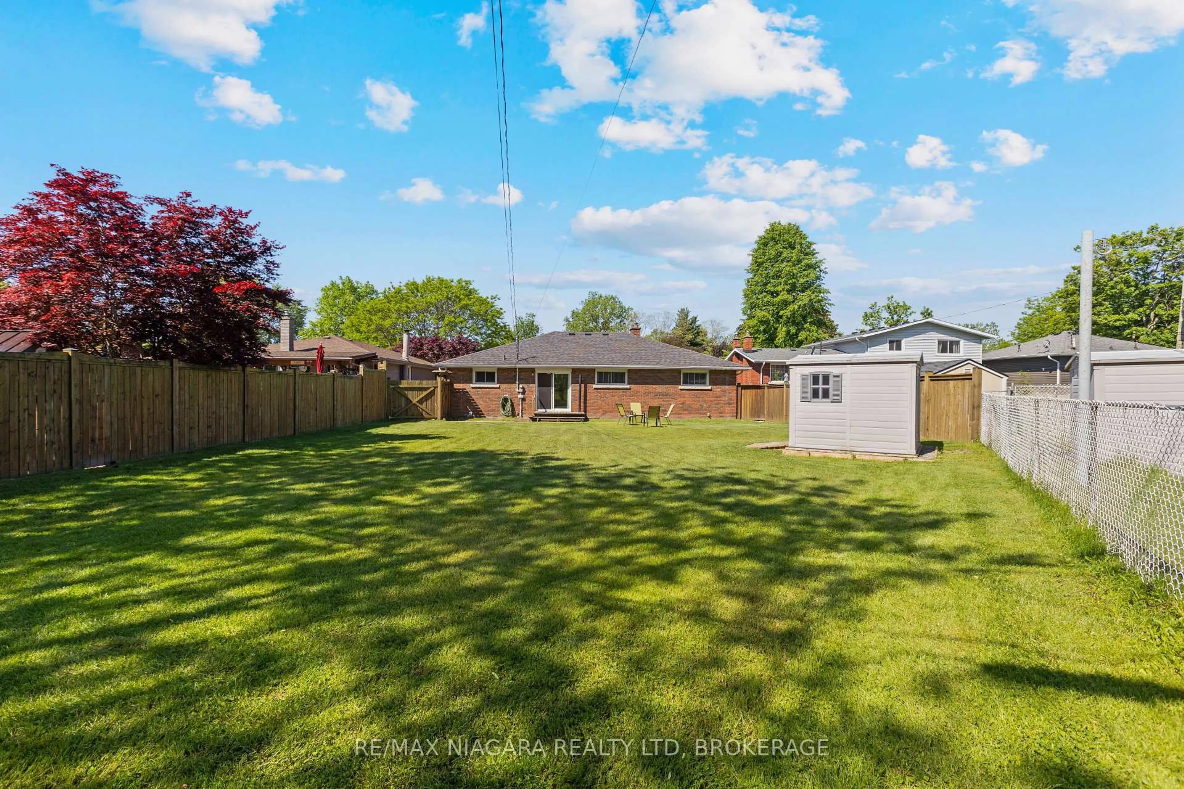 A pic from outside/outdoor area/front of a property/back of a property/a pic from drone, unknown for 12 Claremount Circ, Welland Ontario L3C 2P5