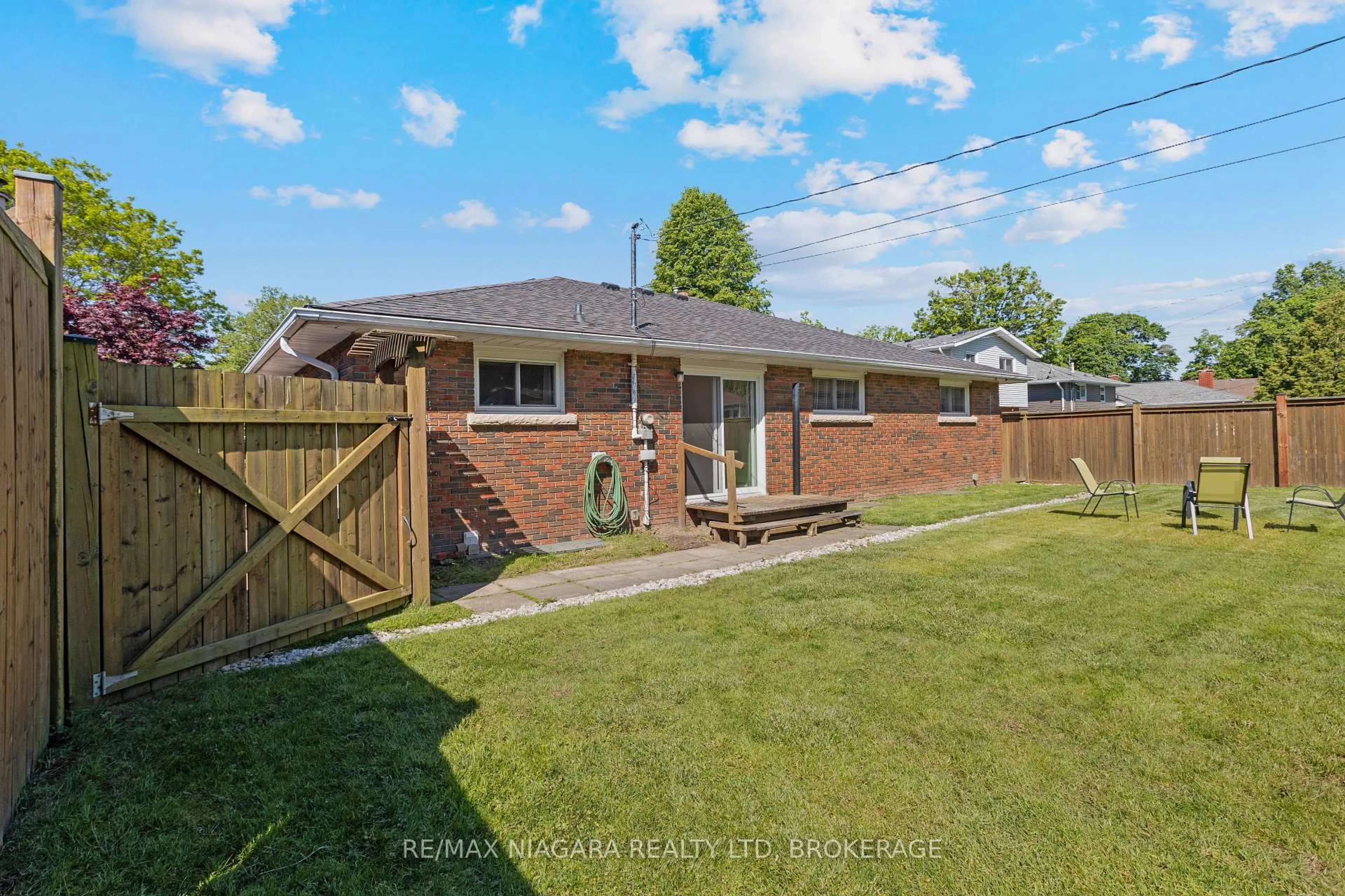 A pic from outside/outdoor area/front of a property/back of a property/a pic from drone, street for 12 Claremount Circ, Welland Ontario L3C 2P5