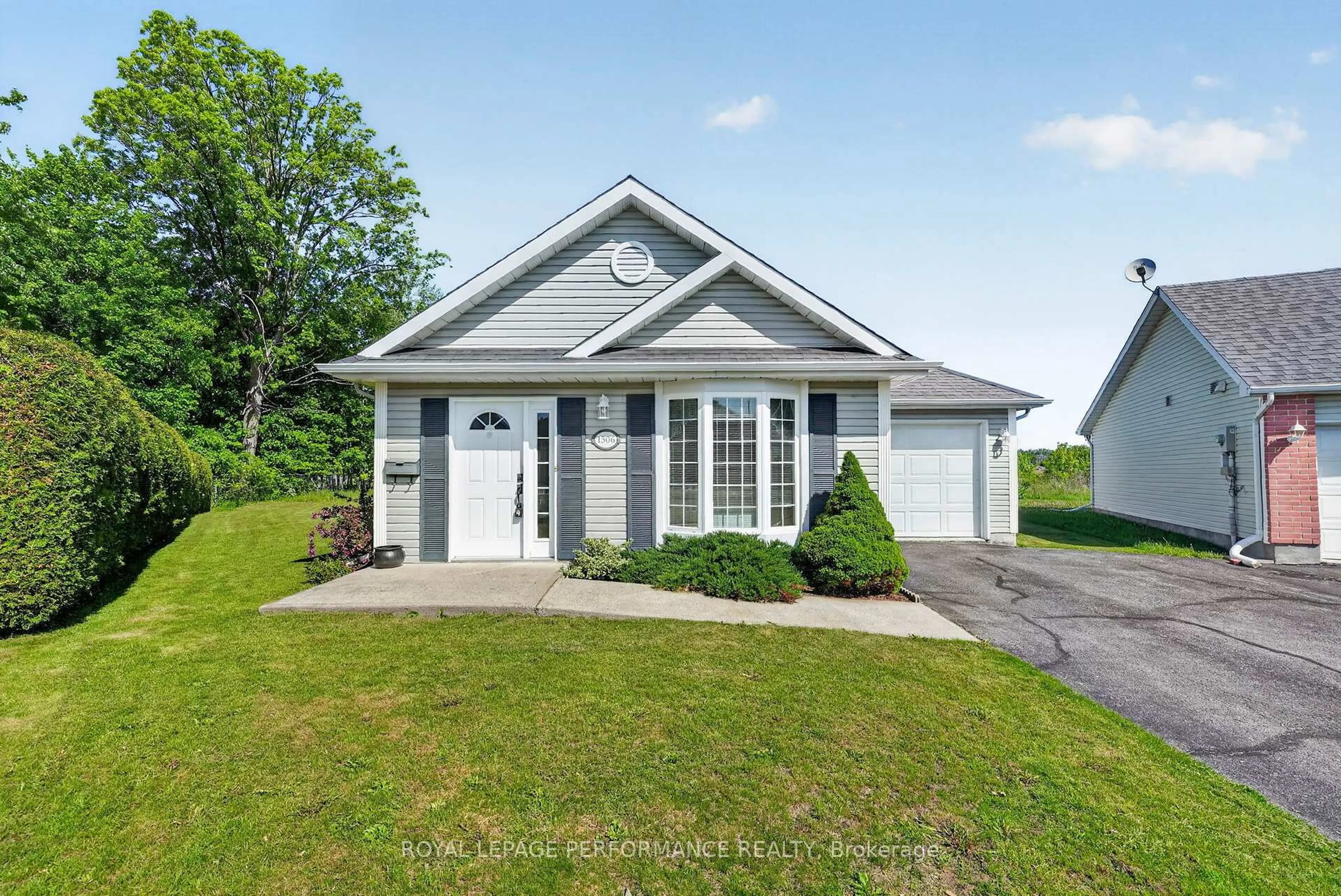 Home with vinyl exterior material, water/lake/river/ocean view for 1506 Frank Crt, Cornwall Ontario K6H 7N7