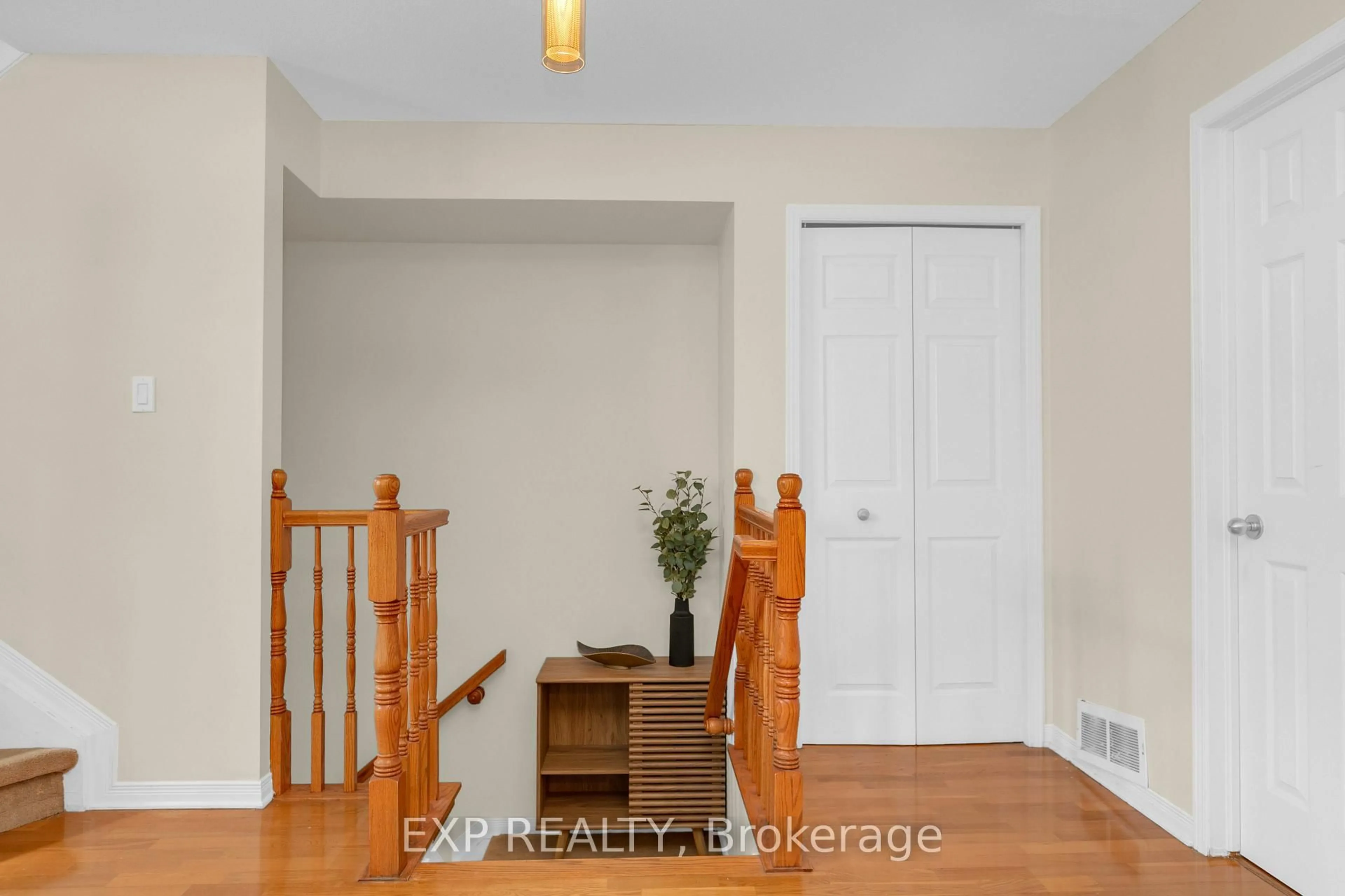 Indoor entryway for 555 REARDON Private, Ottawa Ontario K1V 2L1