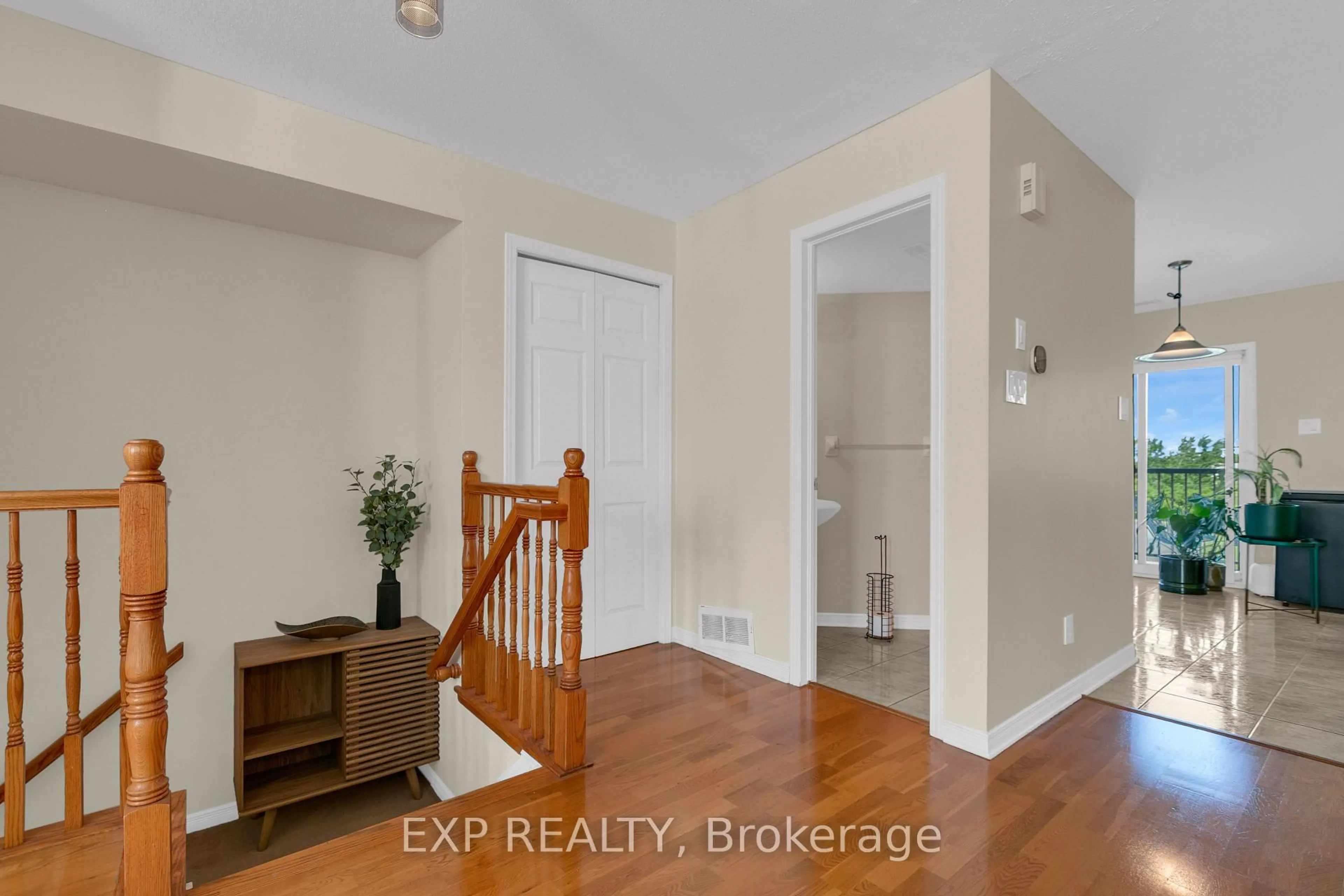 Indoor entryway for 555 REARDON Private, Ottawa Ontario K1V 2L1
