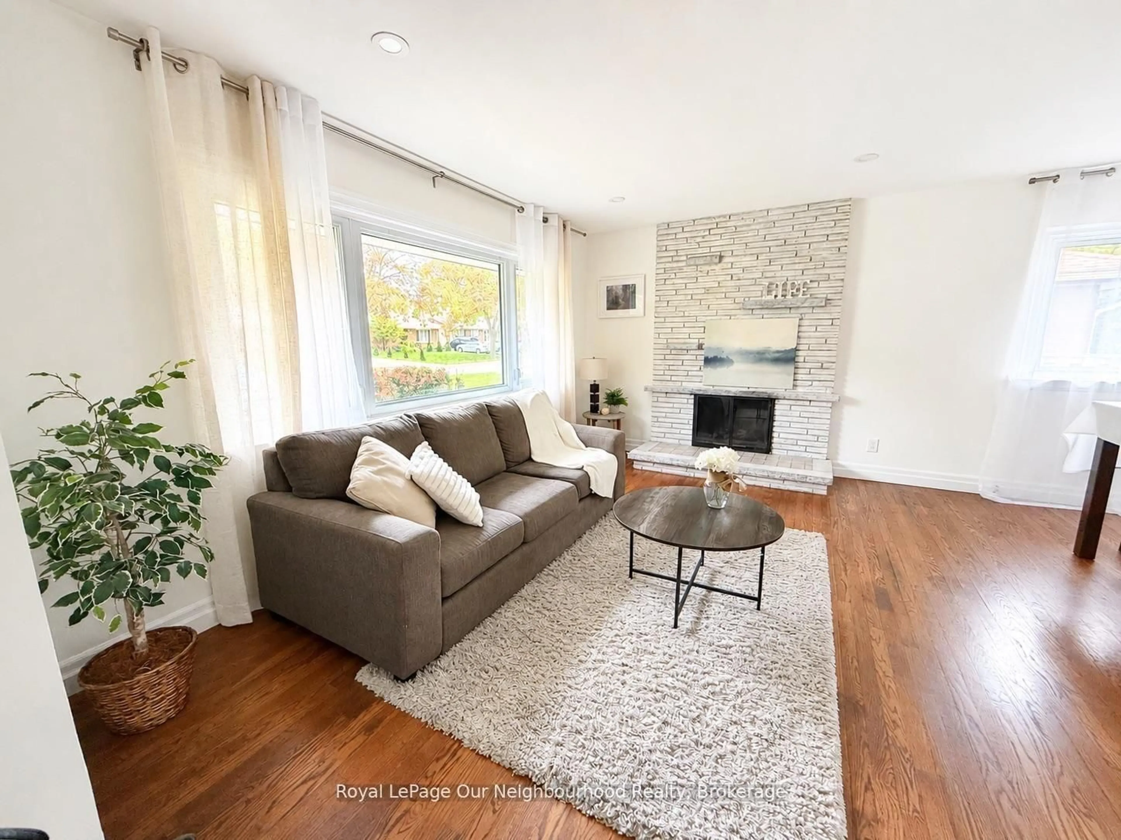 Living room with furniture, unknown for 442 Scenic Dr, London South Ontario N5Z 3A8