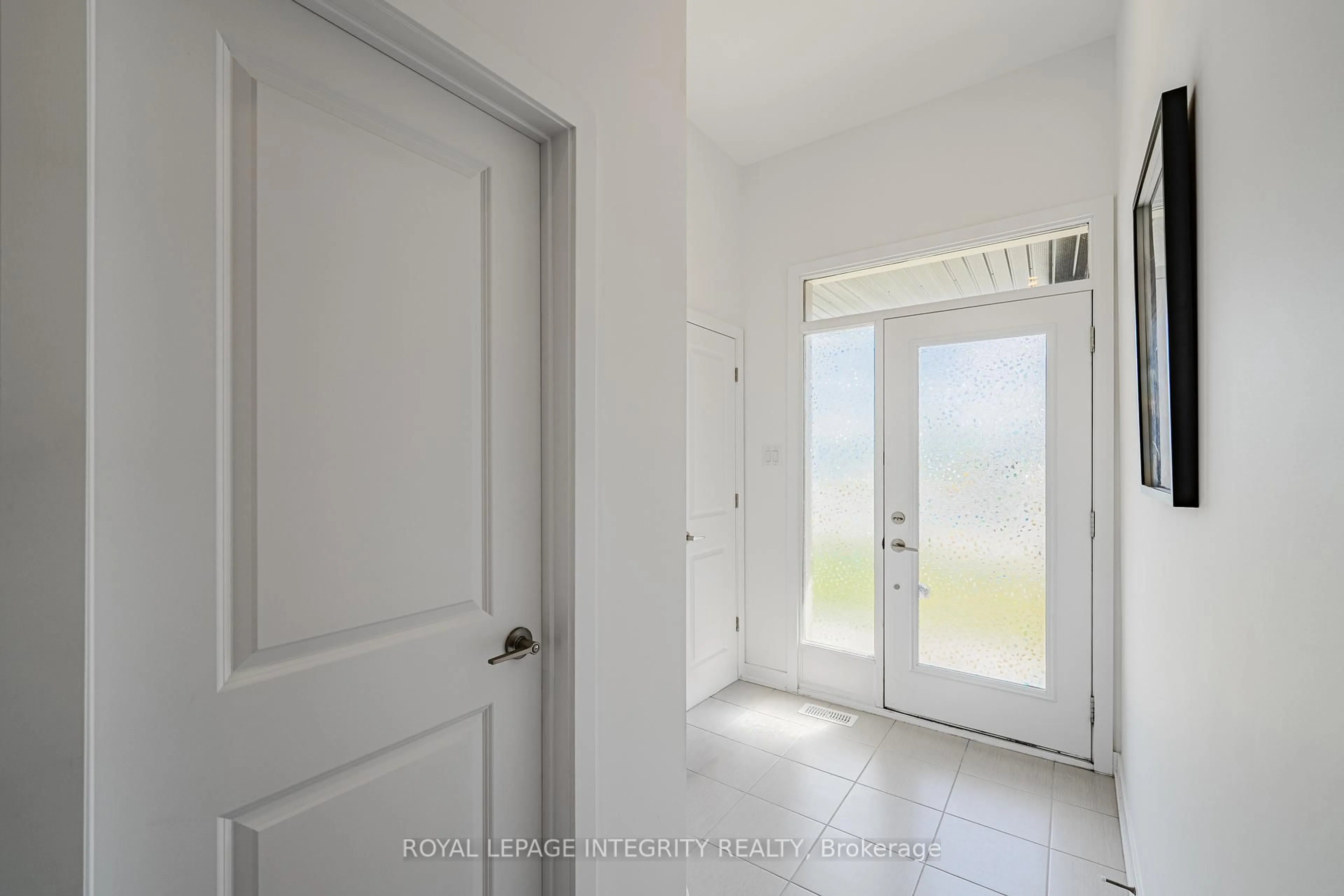 Indoor entryway for 53 MAIZE St, Ottawa Ontario K2S 2T2