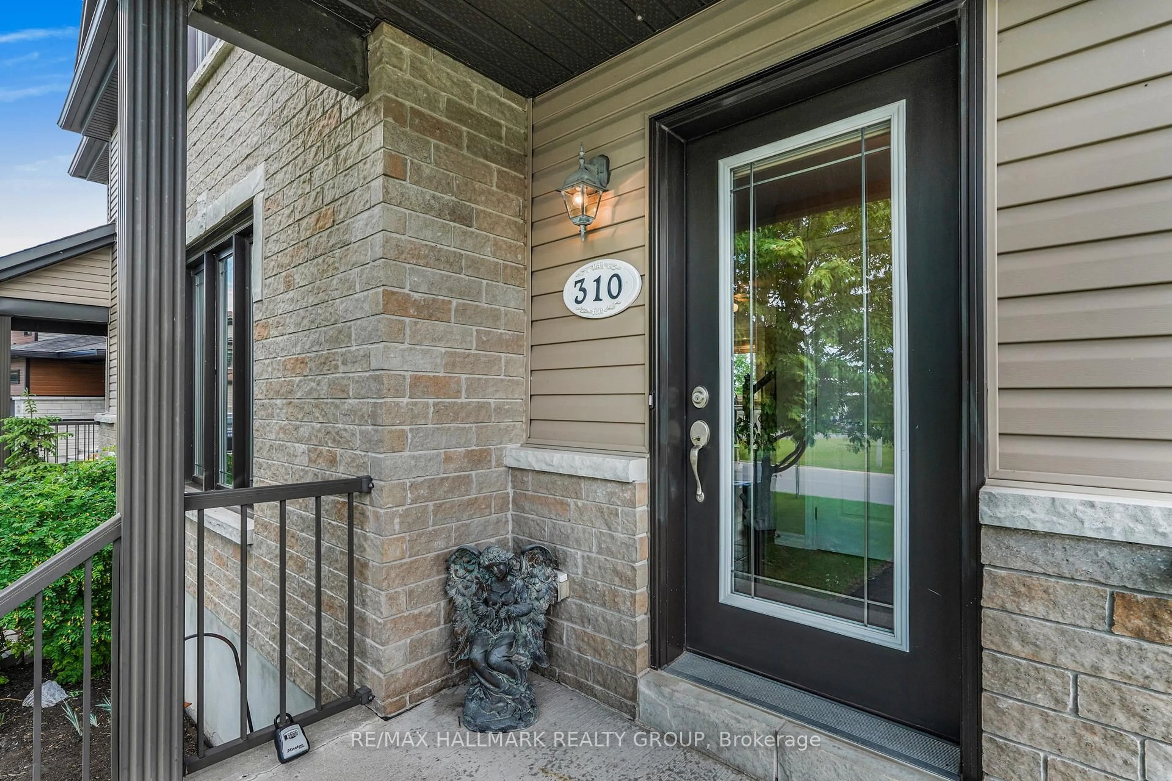Indoor entryway for 310 TRILLIUM Circ, Alfred and Plantagenet Ontario K0A 3K0