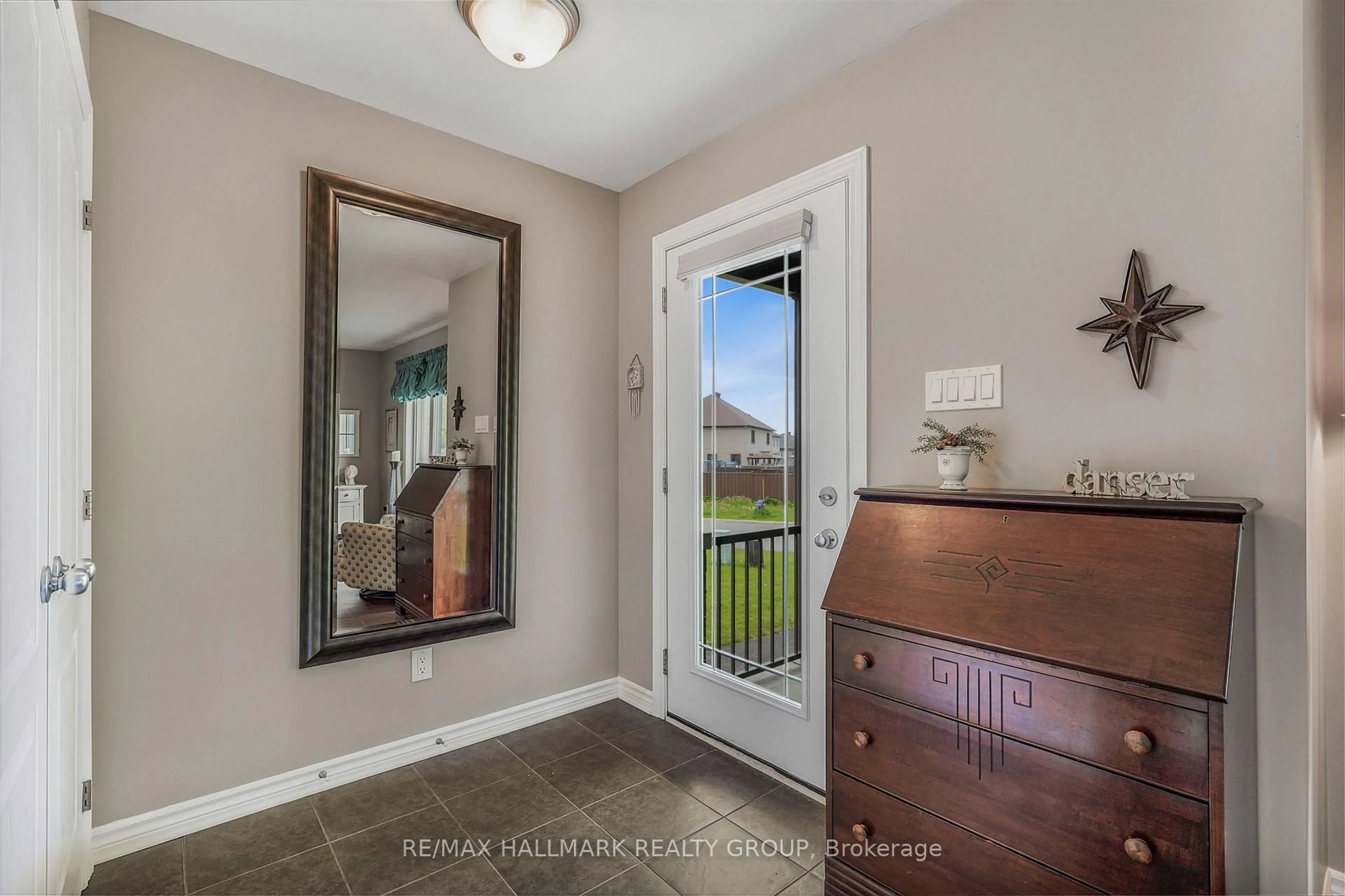 Indoor entryway for 310 TRILLIUM Circ, Alfred and Plantagenet Ontario K0A 3K0