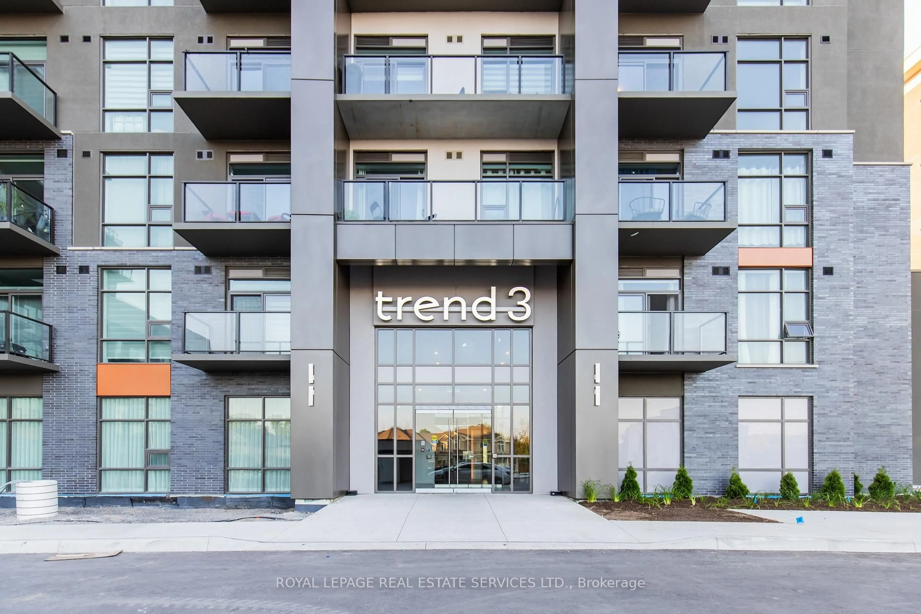 Indoor foyer for 470 Dundas St #1211, Hamilton Ontario L8B 2A6