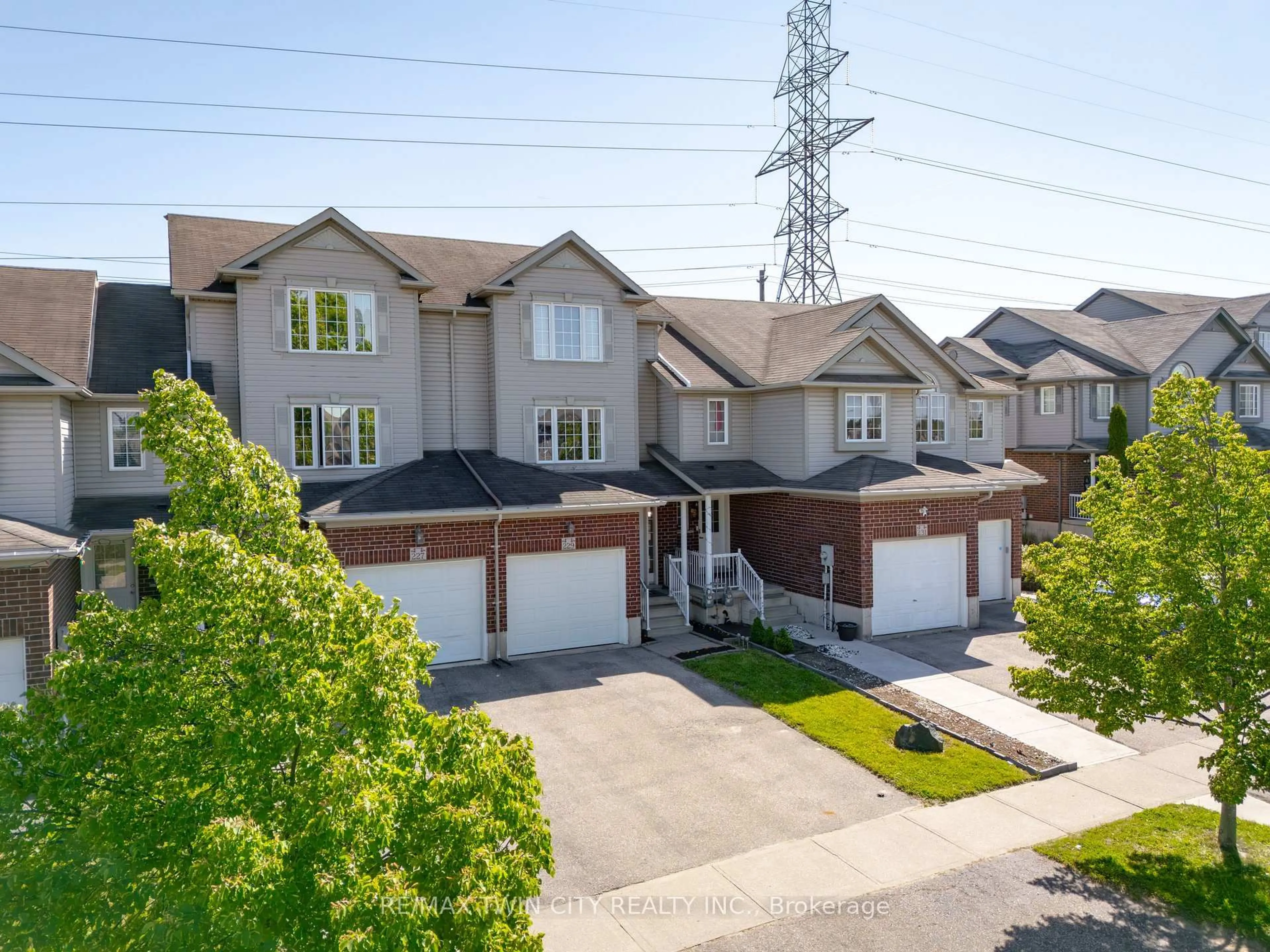 A pic from outside/outdoor area/front of a property/back of a property/a pic from drone, street for 229 Parkvale Dr, Kitchener Ontario N2R 1Y8