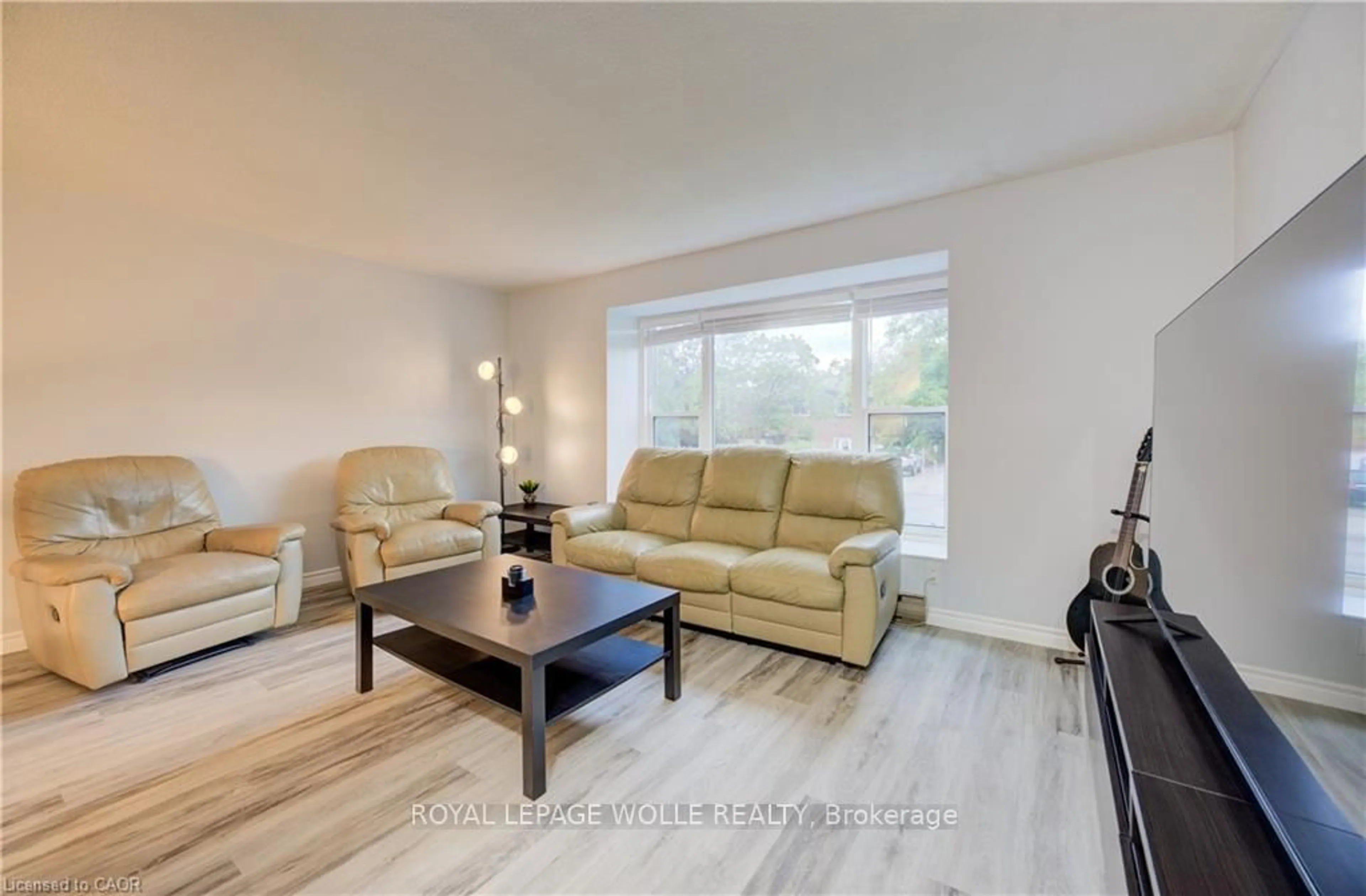 Living room with furniture, wood/laminate floor for 19 Hillbrook Cres, Kitchener Ontario N2N 1J4