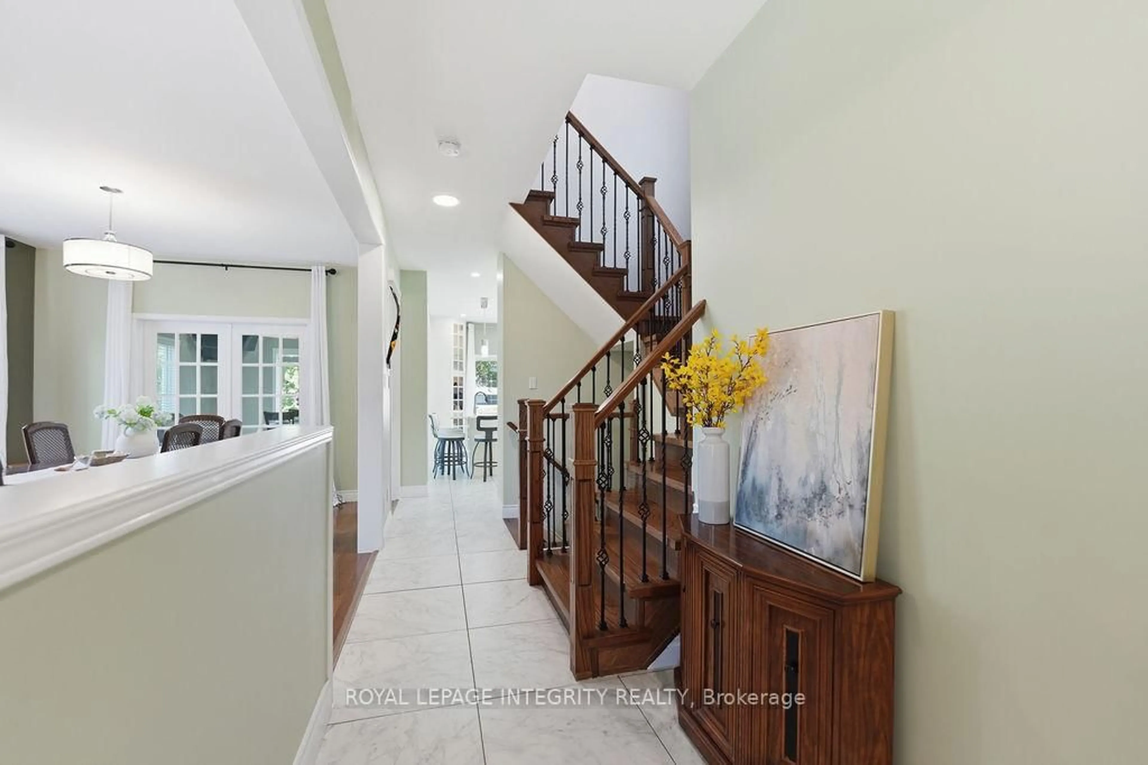 Indoor entryway for 1067 Rocky Harbour Cres, Ottawa Ontario K1V 1V3