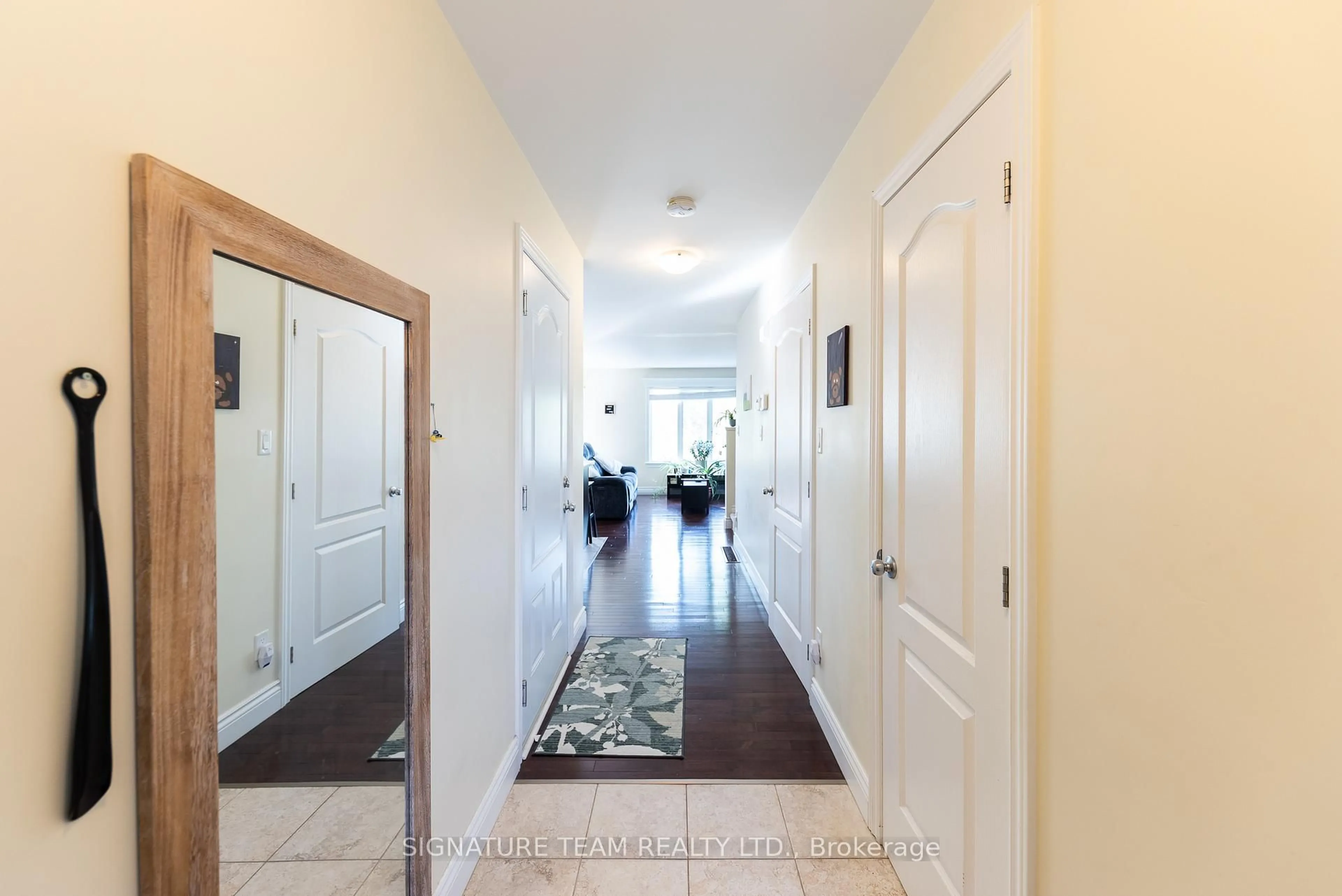 Indoor entryway for 23 Winston Ave, Petawawa Ontario K8H 0C1