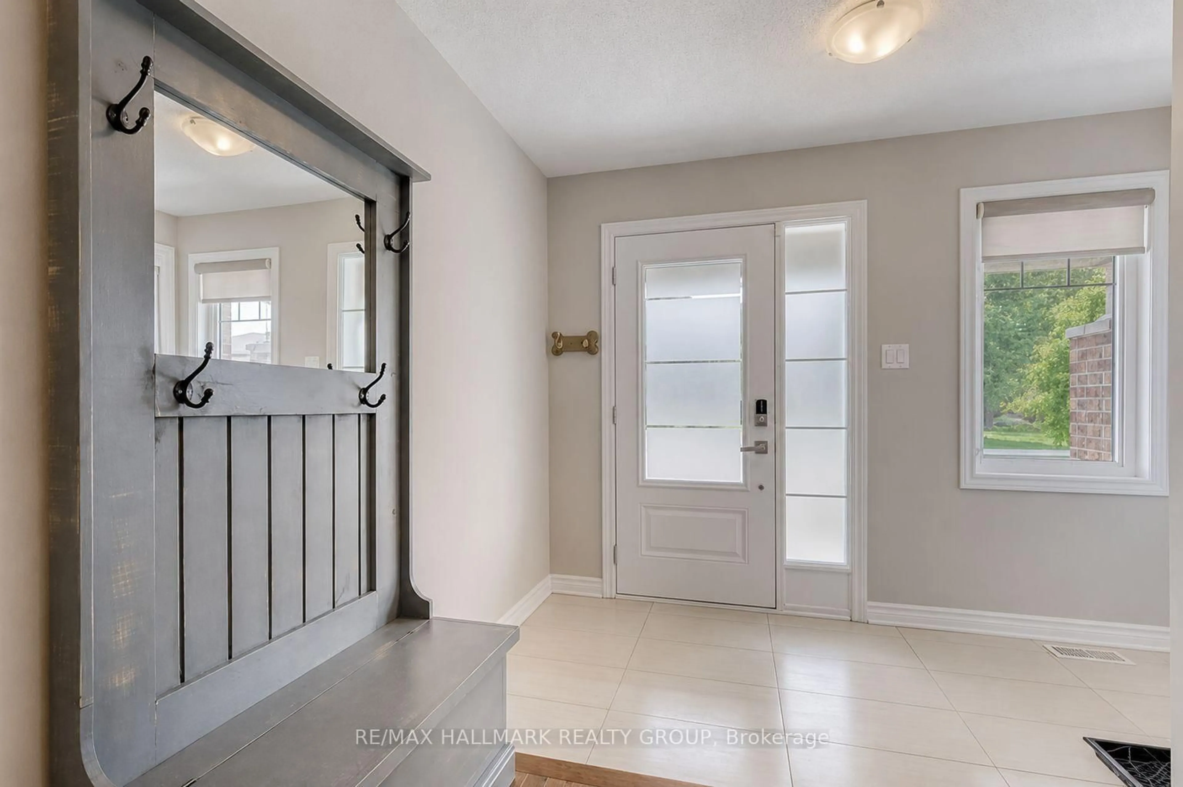 Indoor entryway for 6335 Renaud Rd, Ottawa Ontario K1W 0J4