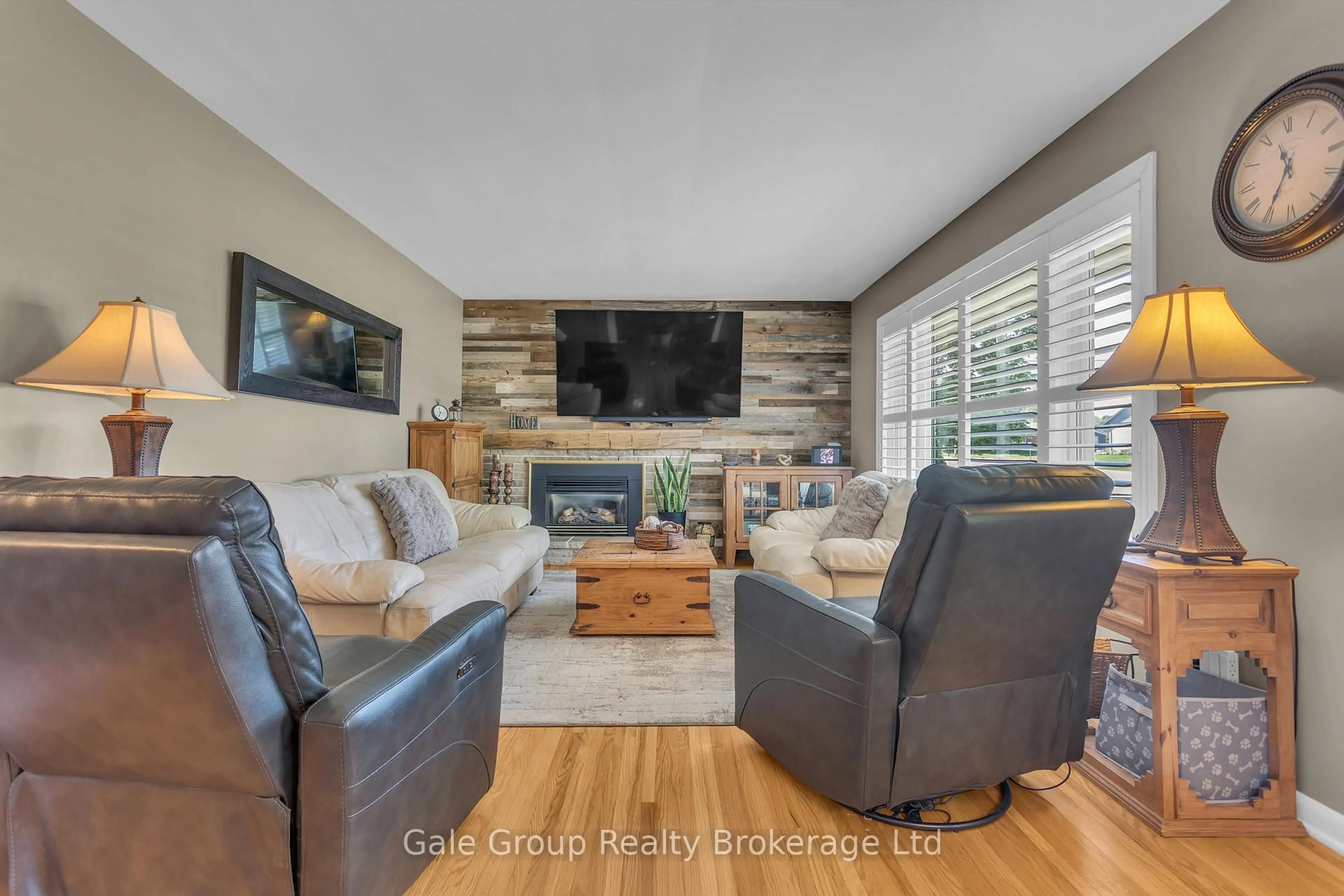 Living room with furniture, wood/laminate floor for 150 SPRINGBANK Ave, Woodstock Ontario N4S 7R1