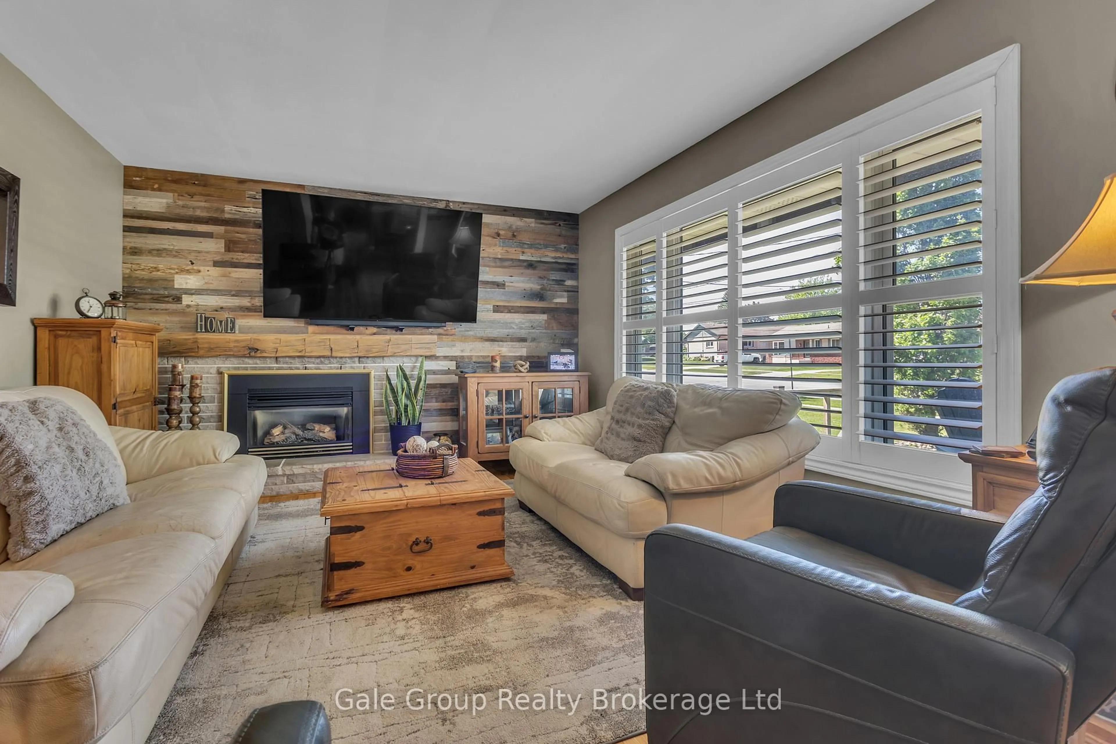 Living room with furniture, wood/laminate floor for 150 SPRINGBANK Ave, Woodstock Ontario N4S 7R1