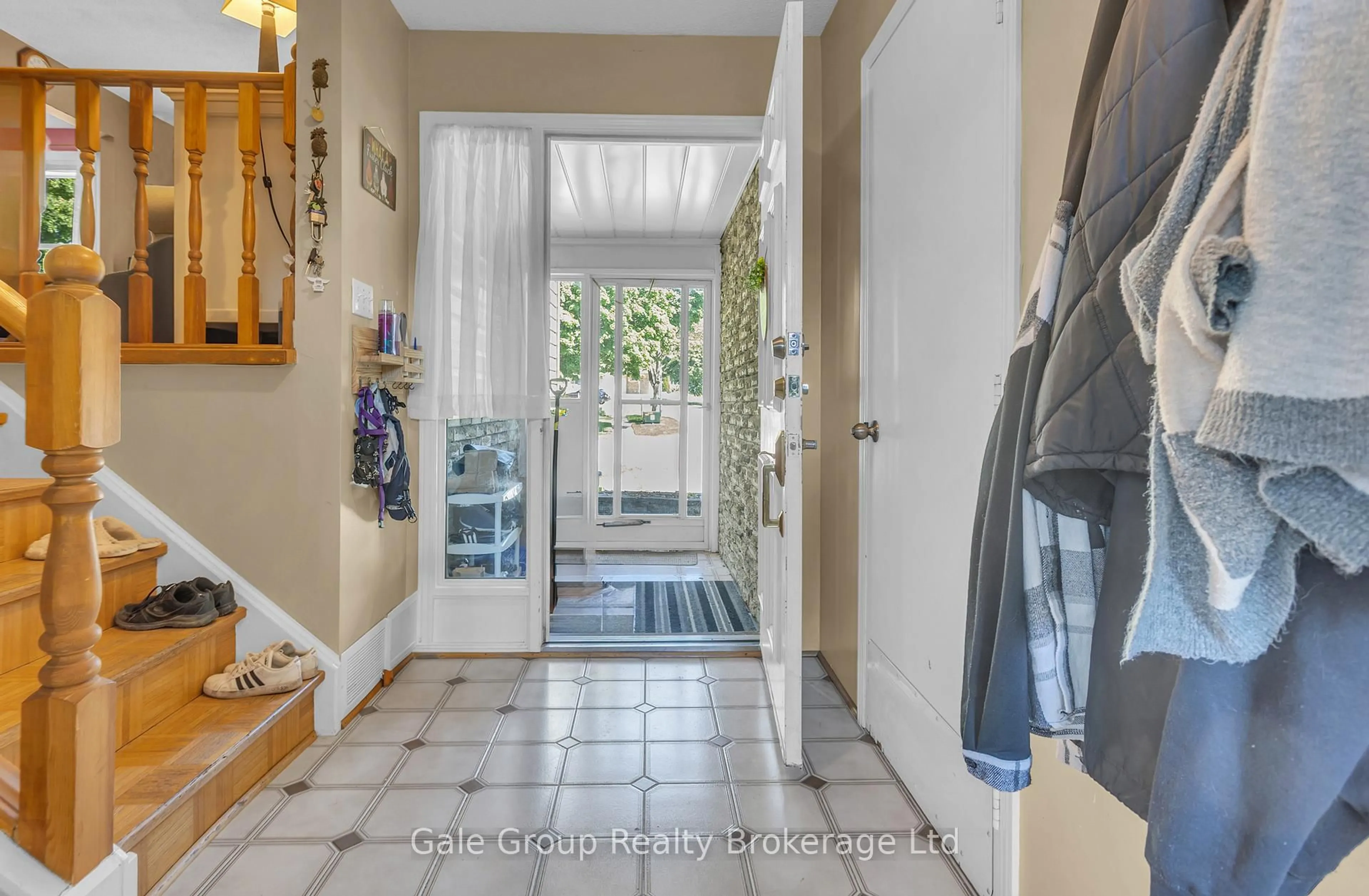 Indoor entryway for 748 BOYLE Dr, Woodstock Ontario N4S 8L9