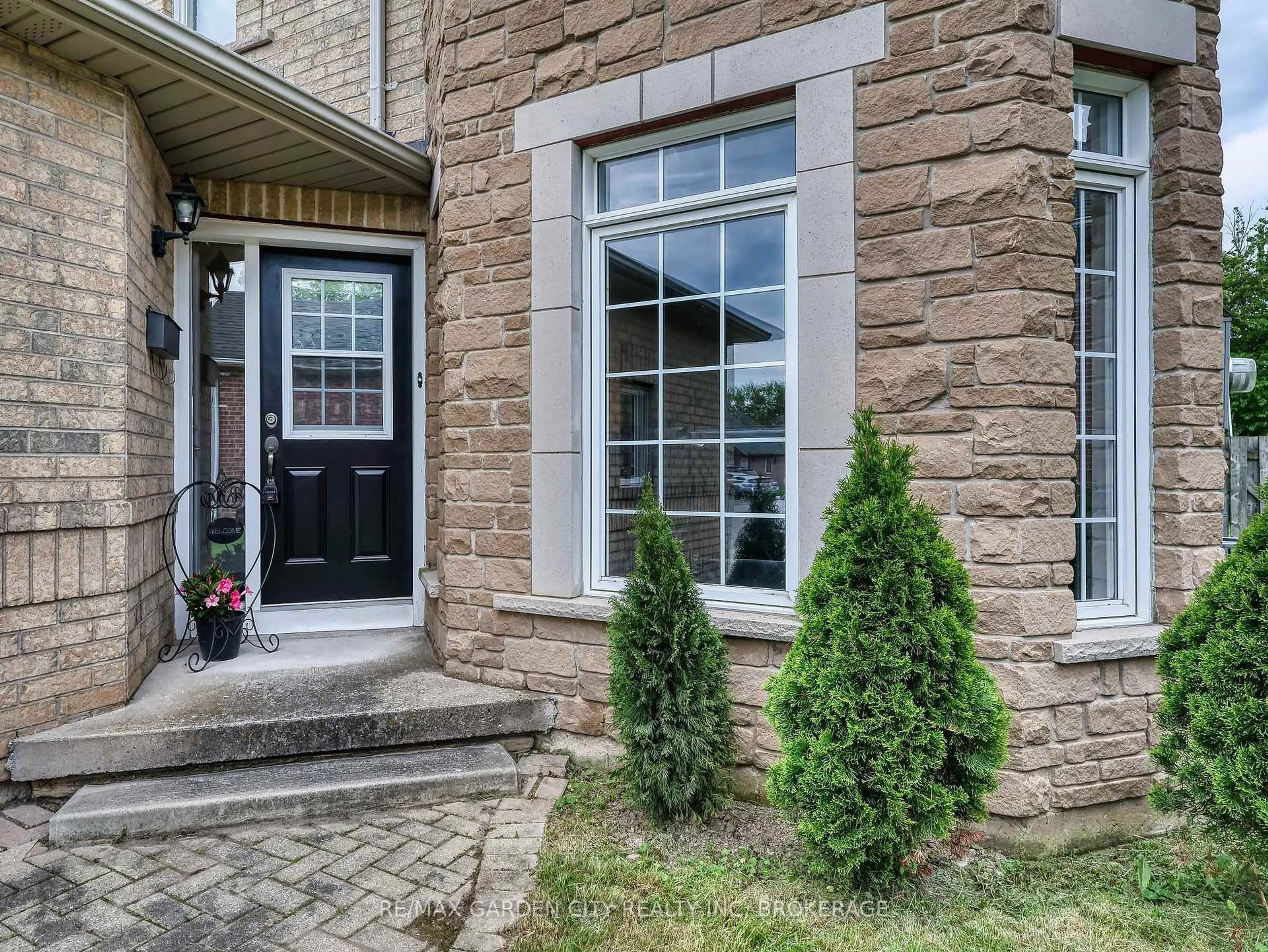 Indoor entryway for 75 Jackson Crt, Welland Ontario L3C 7G4