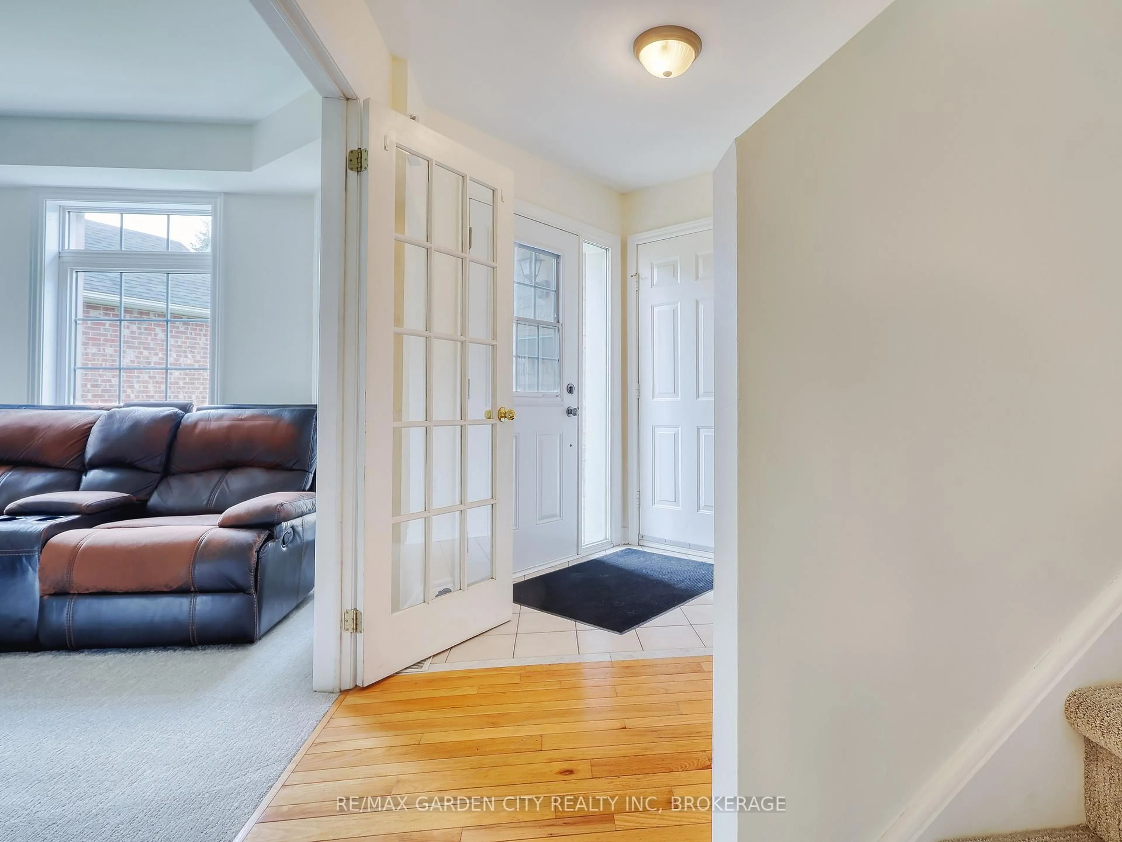 Indoor entryway for 75 Jackson Crt, Welland Ontario L3C 7G4
