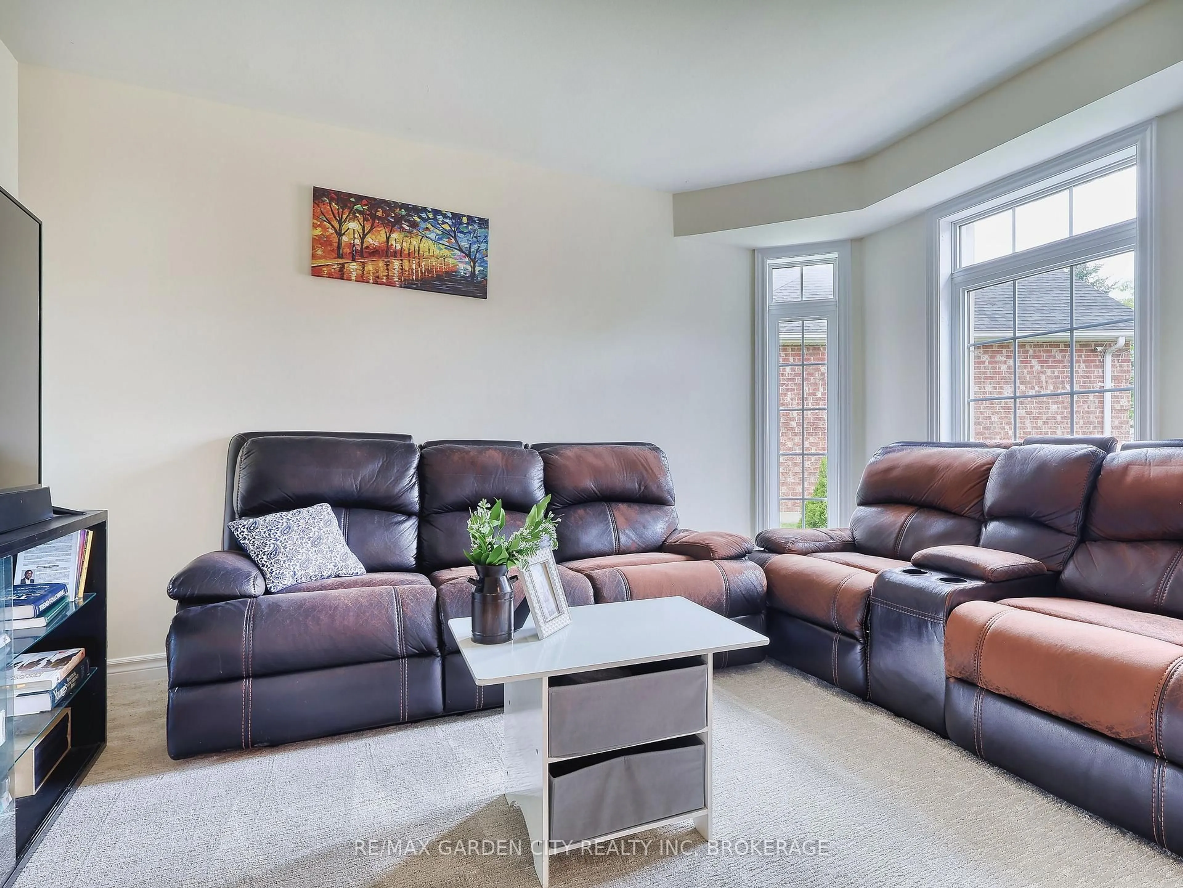 Living room with furniture, unknown for 75 Jackson Crt, Welland Ontario L3C 7G4