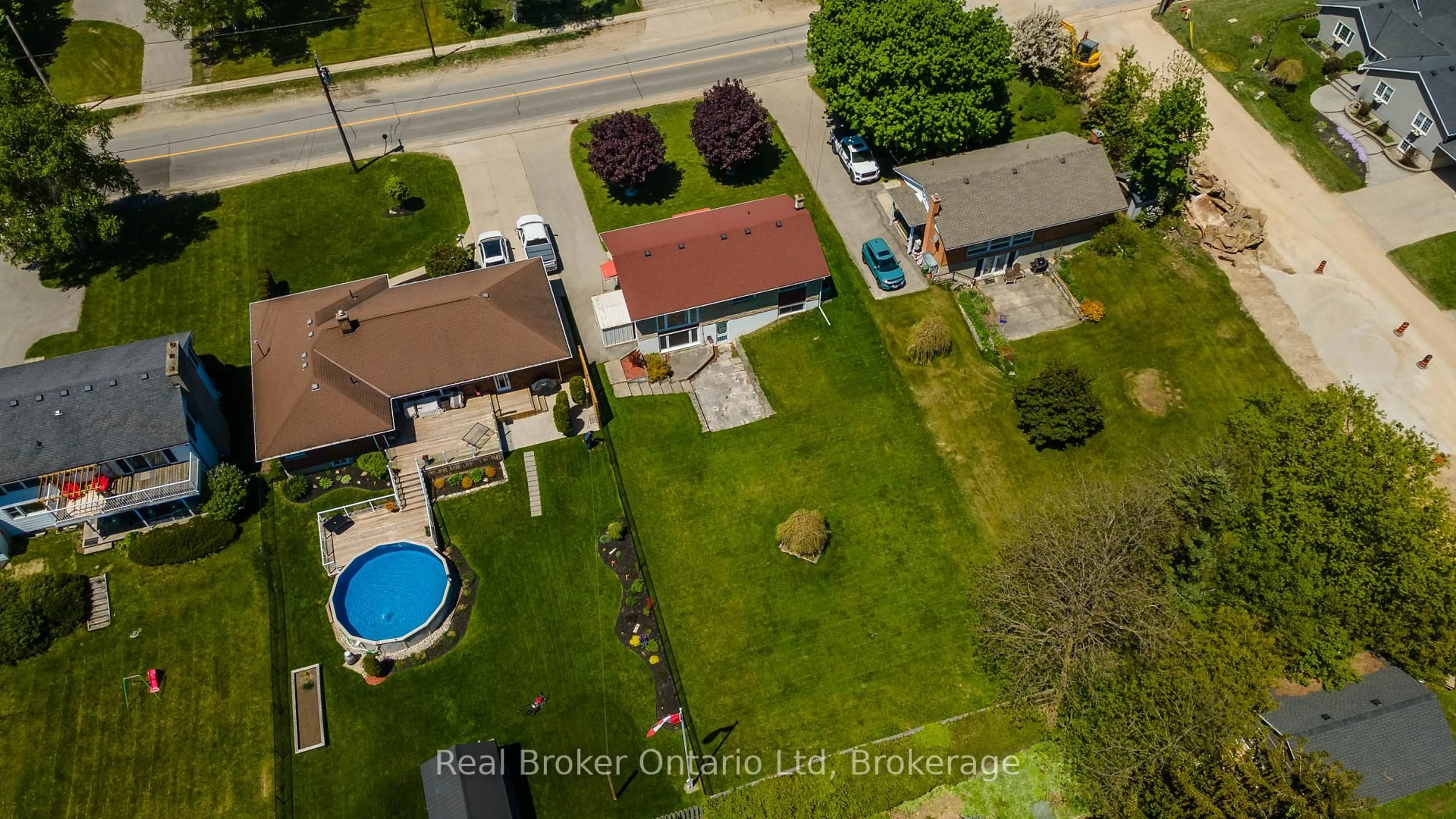 A pic from outside/outdoor area/front of a property/back of a property/a pic from drone, unknown for 2669 3rd Ave, Owen Sound Ontario N4K 4S9