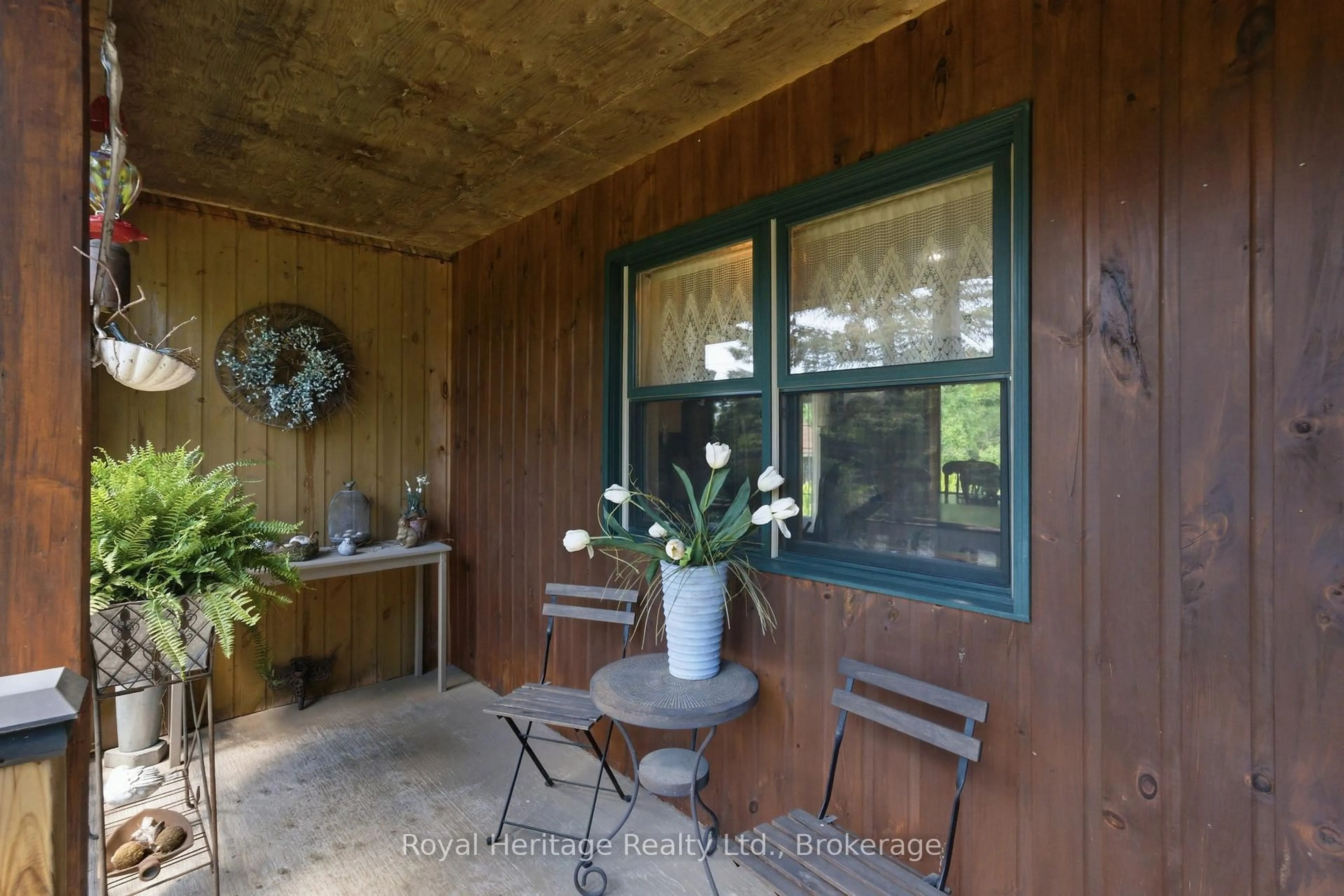 Indoor entryway for 9312 Danforth Rd, Hamilton Township Ontario K9A 4J8