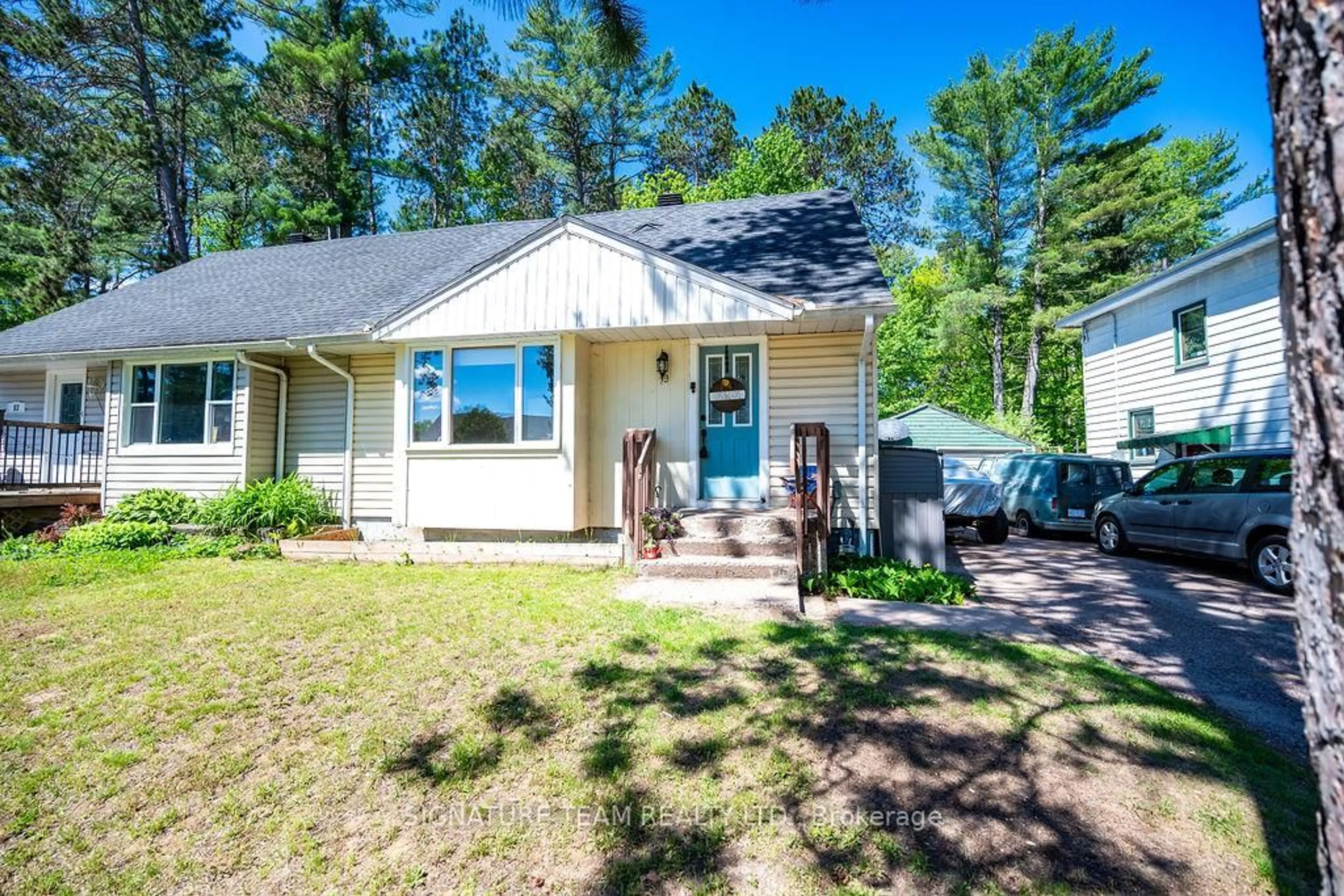 Home with vinyl exterior material, street for 19 Thomson Cres, Deep River Ontario K0J 1P0