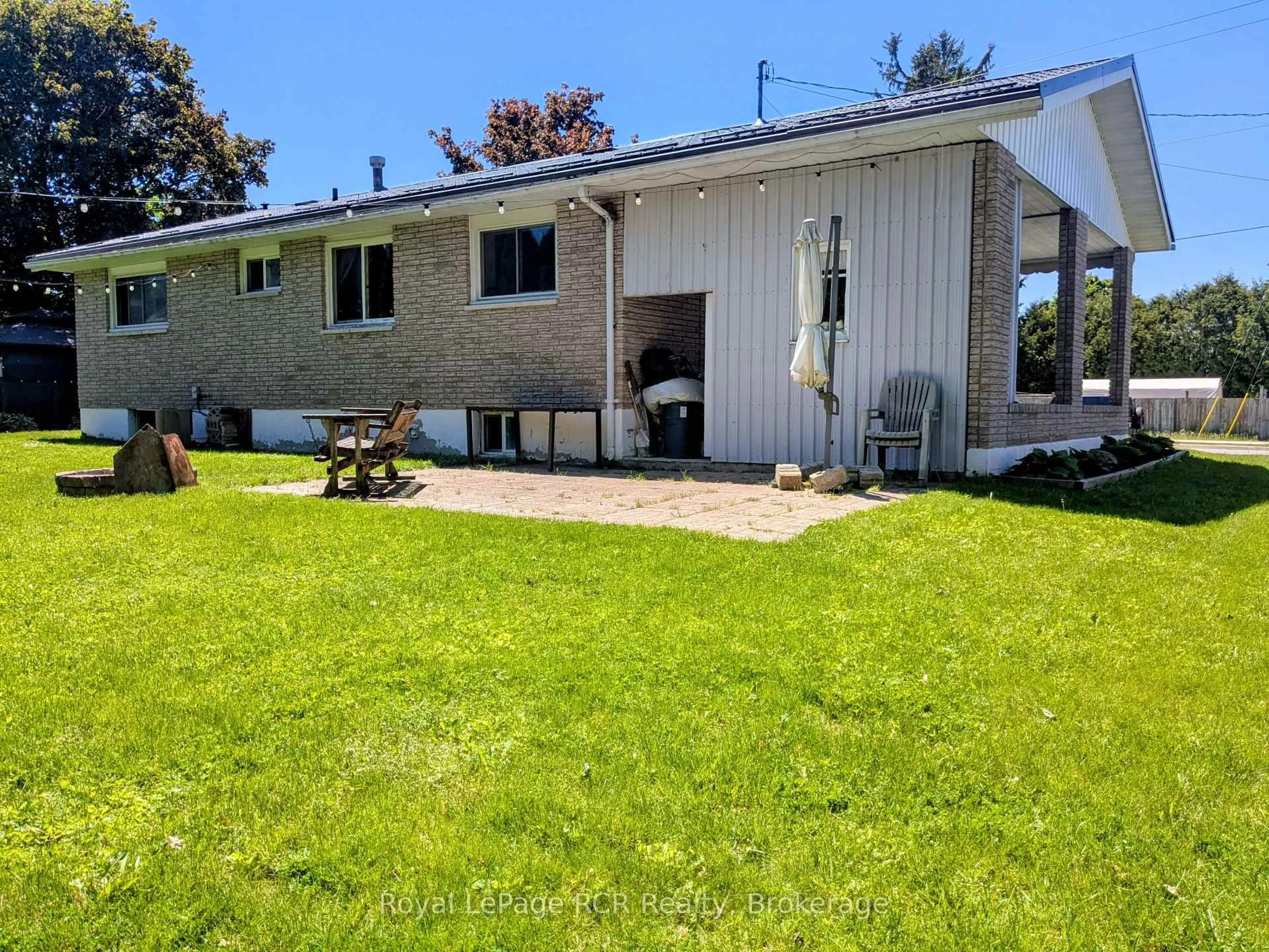 A pic from outside/outdoor area/front of a property/back of a property/a pic from drone, unknown for 551 15th Ave, Hanover Ontario N4N 3J2
