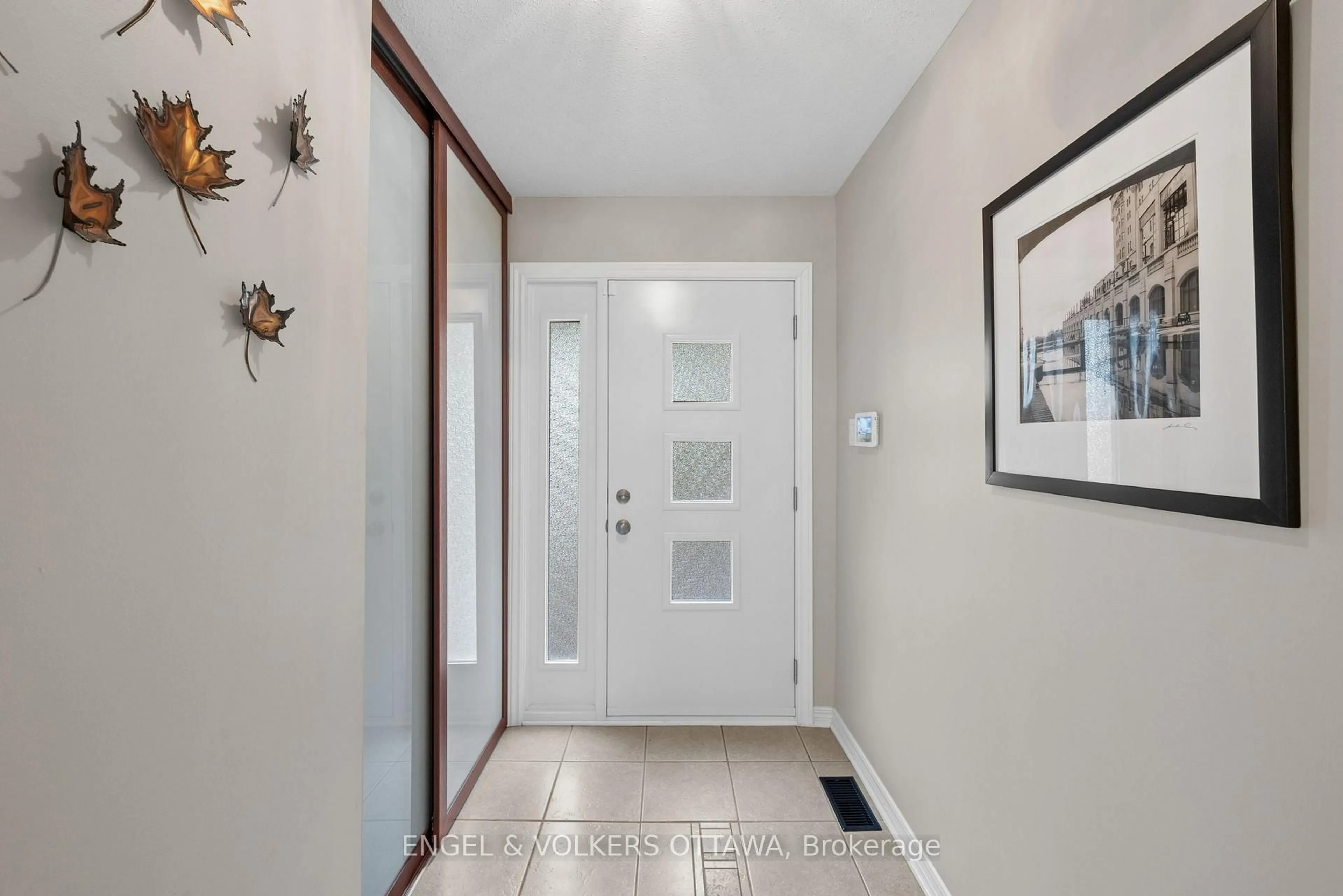 Indoor entryway for 44 Dunbarton Crt, Ottawa Ontario K1K 4L4