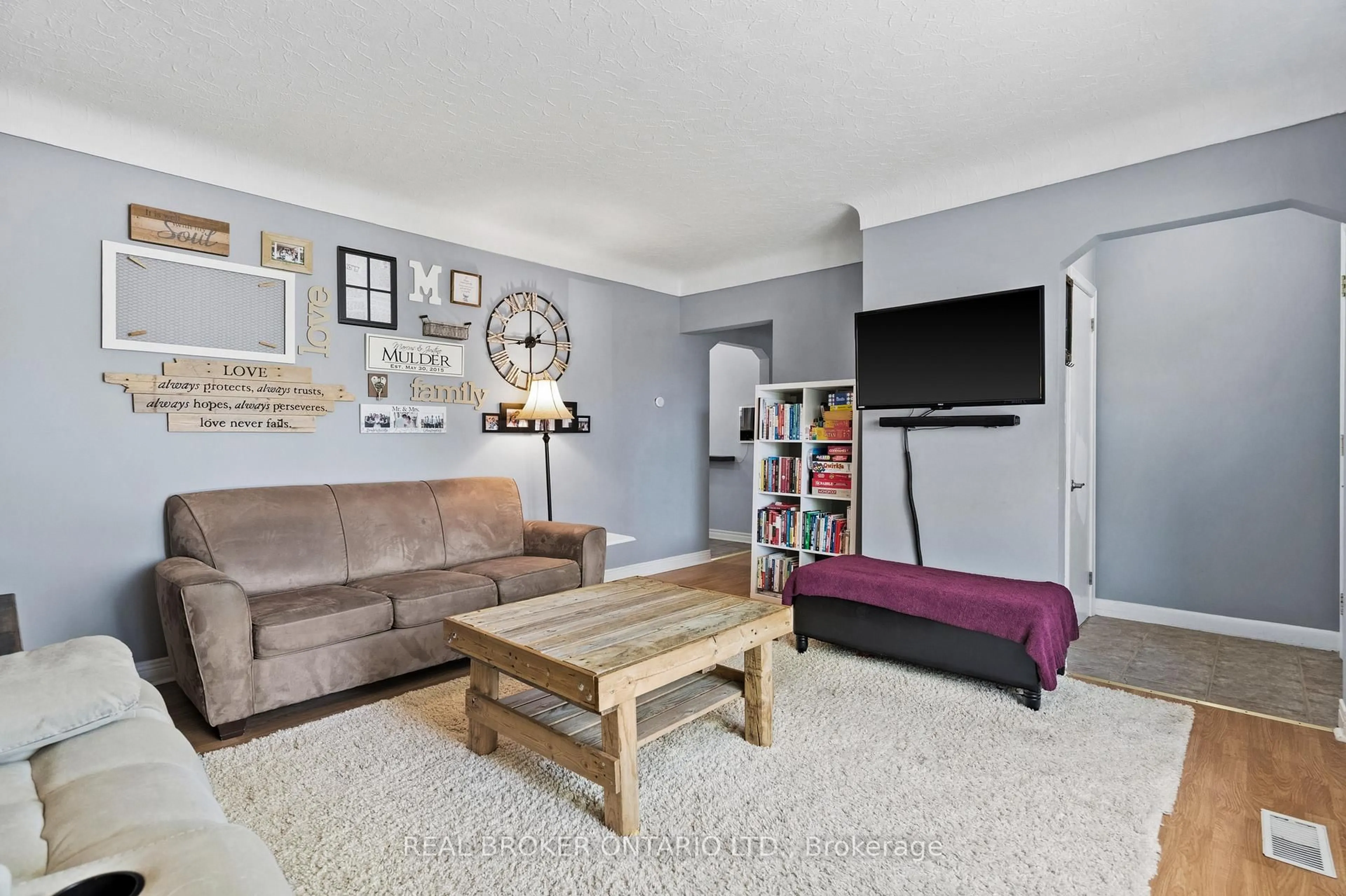 Living room with furniture, unknown for 8 Goldsmith Ave, St. Catharines Ontario L2M 2V8