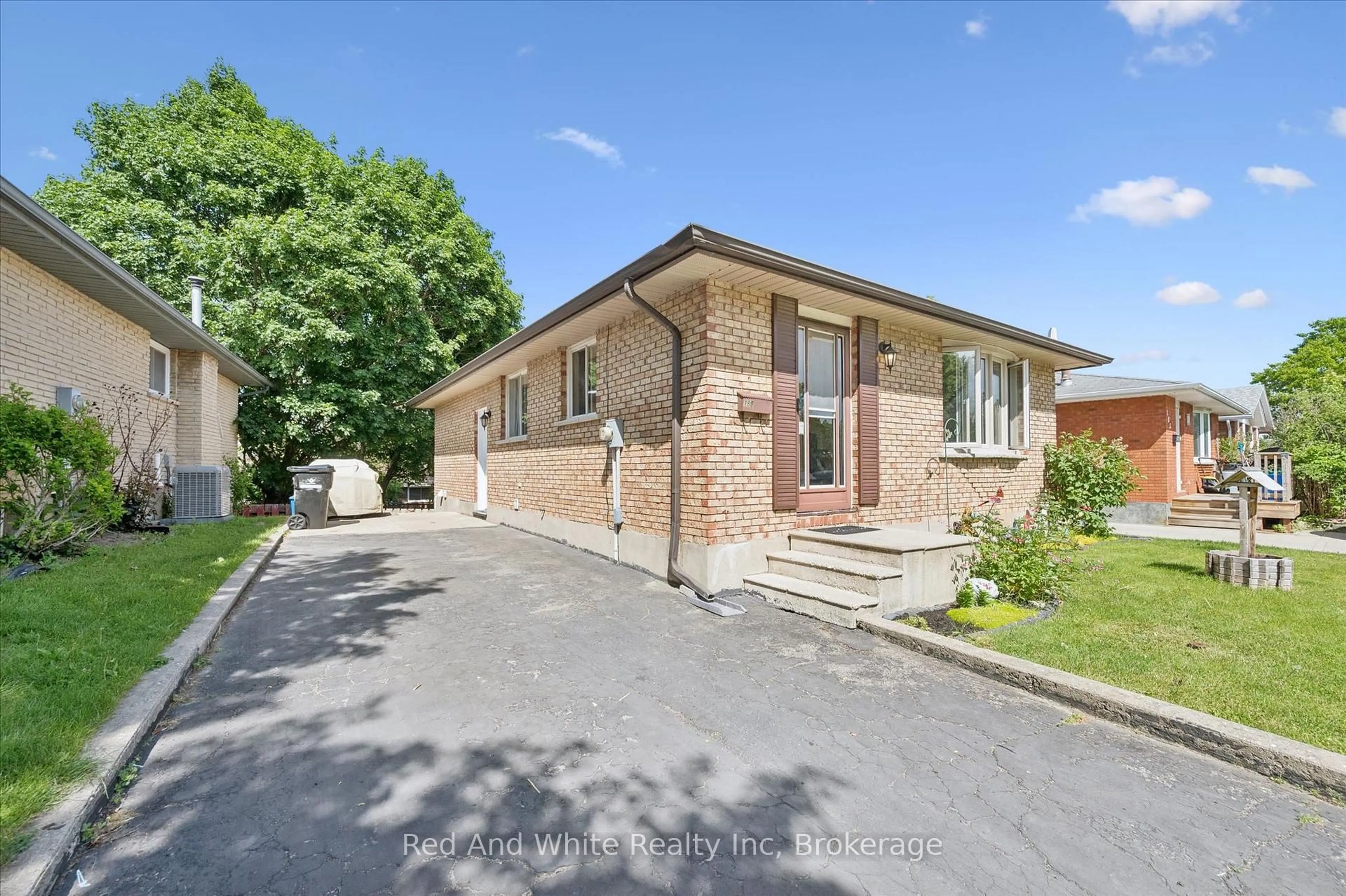 A pic from outside/outdoor area/front of a property/back of a property/a pic from drone, street for 189 Johanna Dr, Cambridge Ontario N1S 4C4