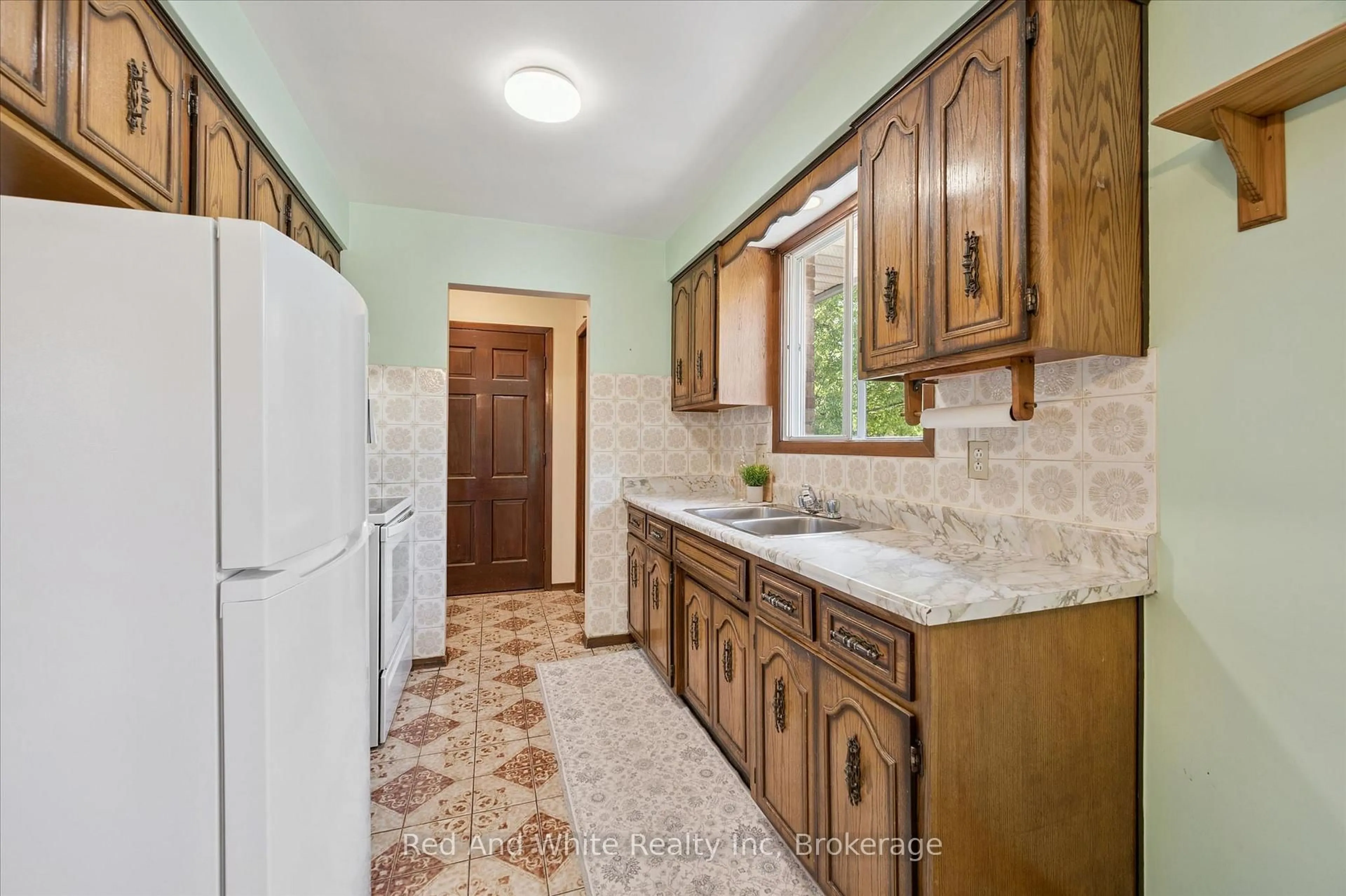 Standard kitchen, ceramic/tile floor for 189 Johanna Dr, Cambridge Ontario N1S 4C4