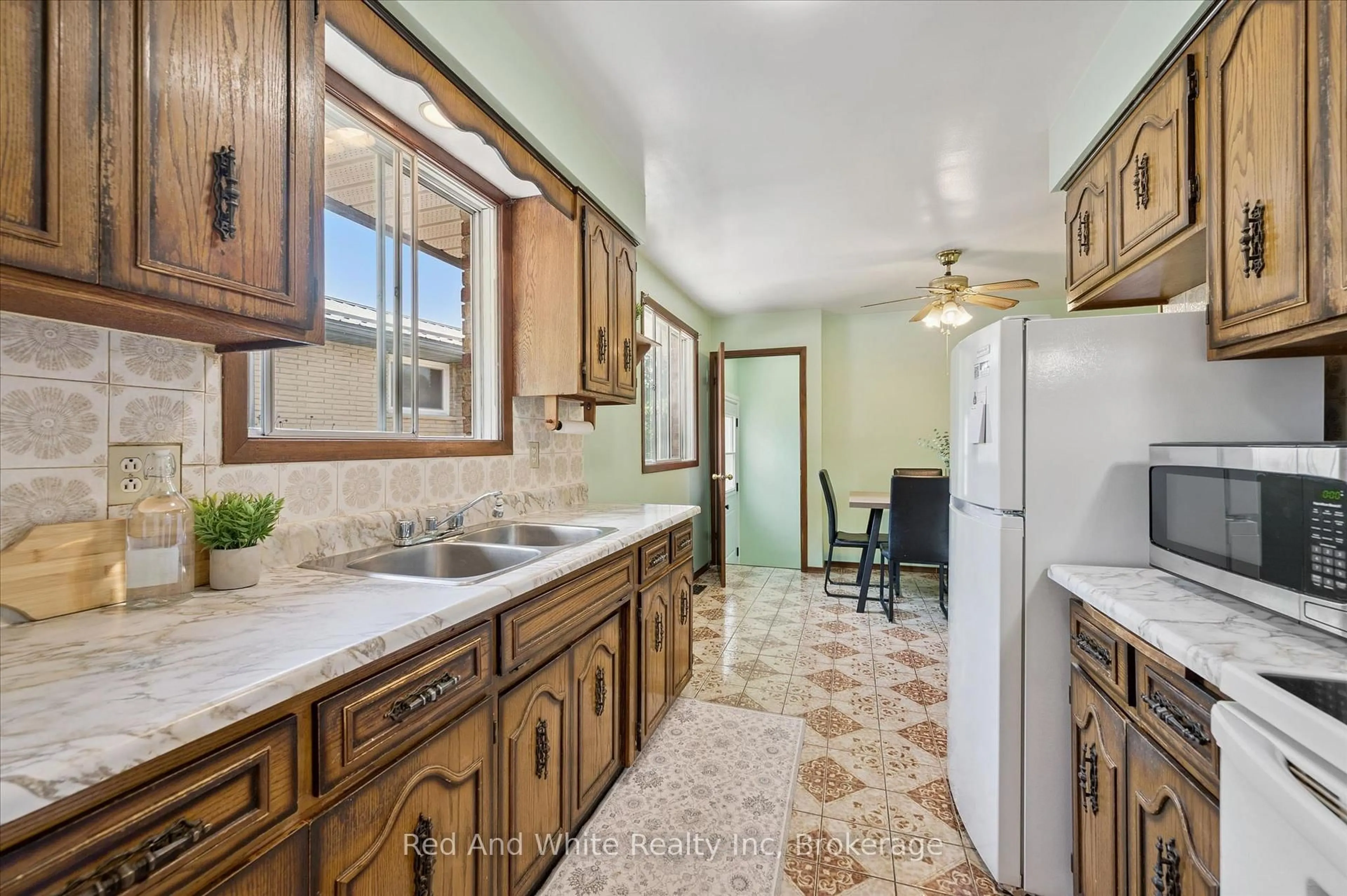 Standard kitchen, ceramic/tile floor for 189 Johanna Dr, Cambridge Ontario N1S 4C4