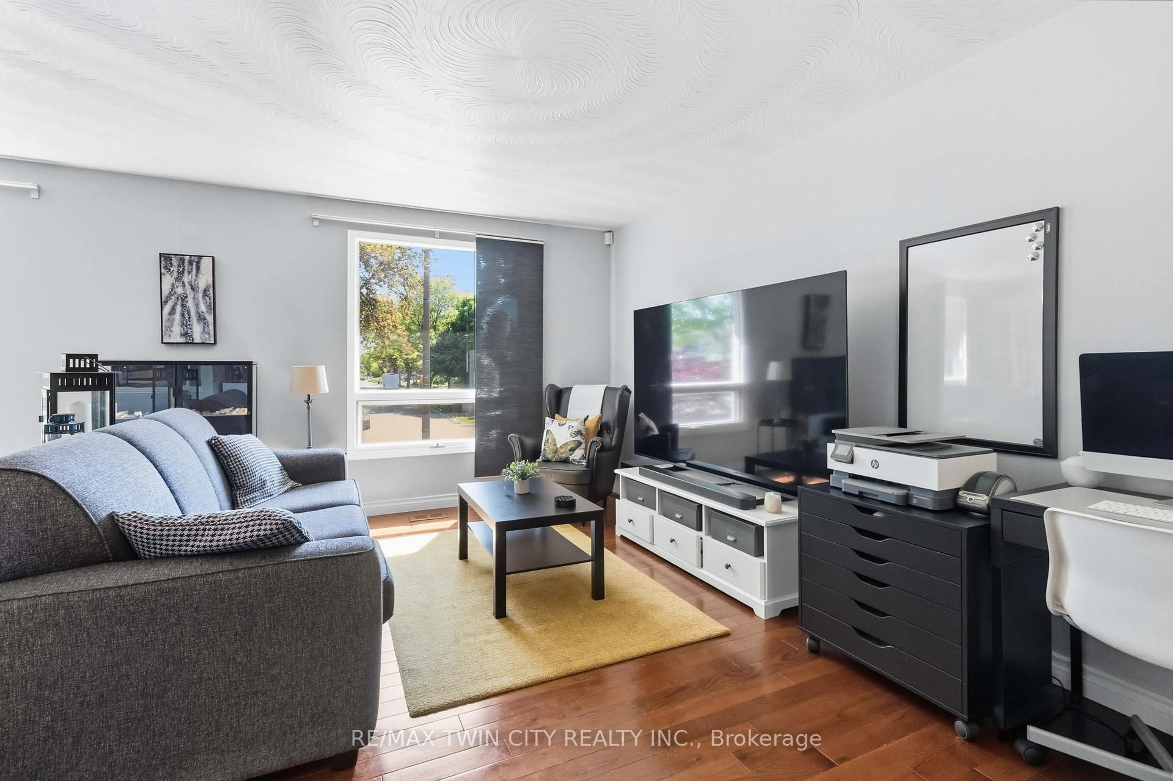 Living room with furniture, unknown for 352 Brantwood Park Rd, Brantford Ontario N3P 1L2