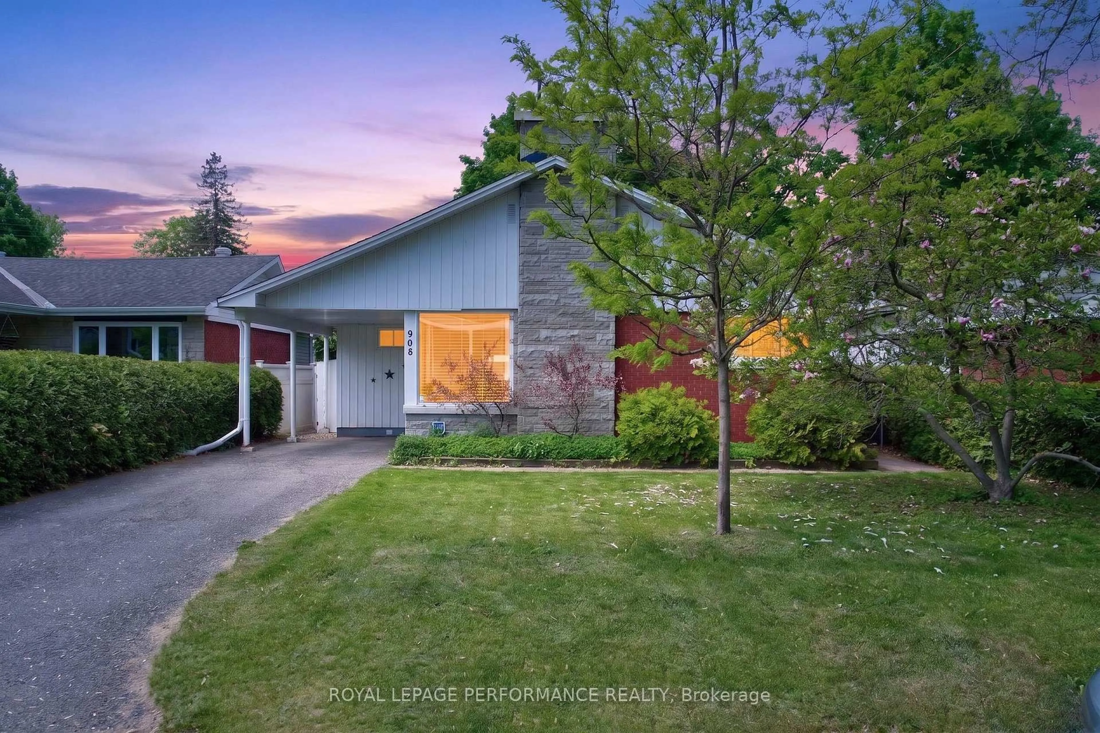 A pic from outside/outdoor area/front of a property/back of a property/a pic from drone, street for 908 Innswood Dr, Ottawa Ontario K2A 3S1