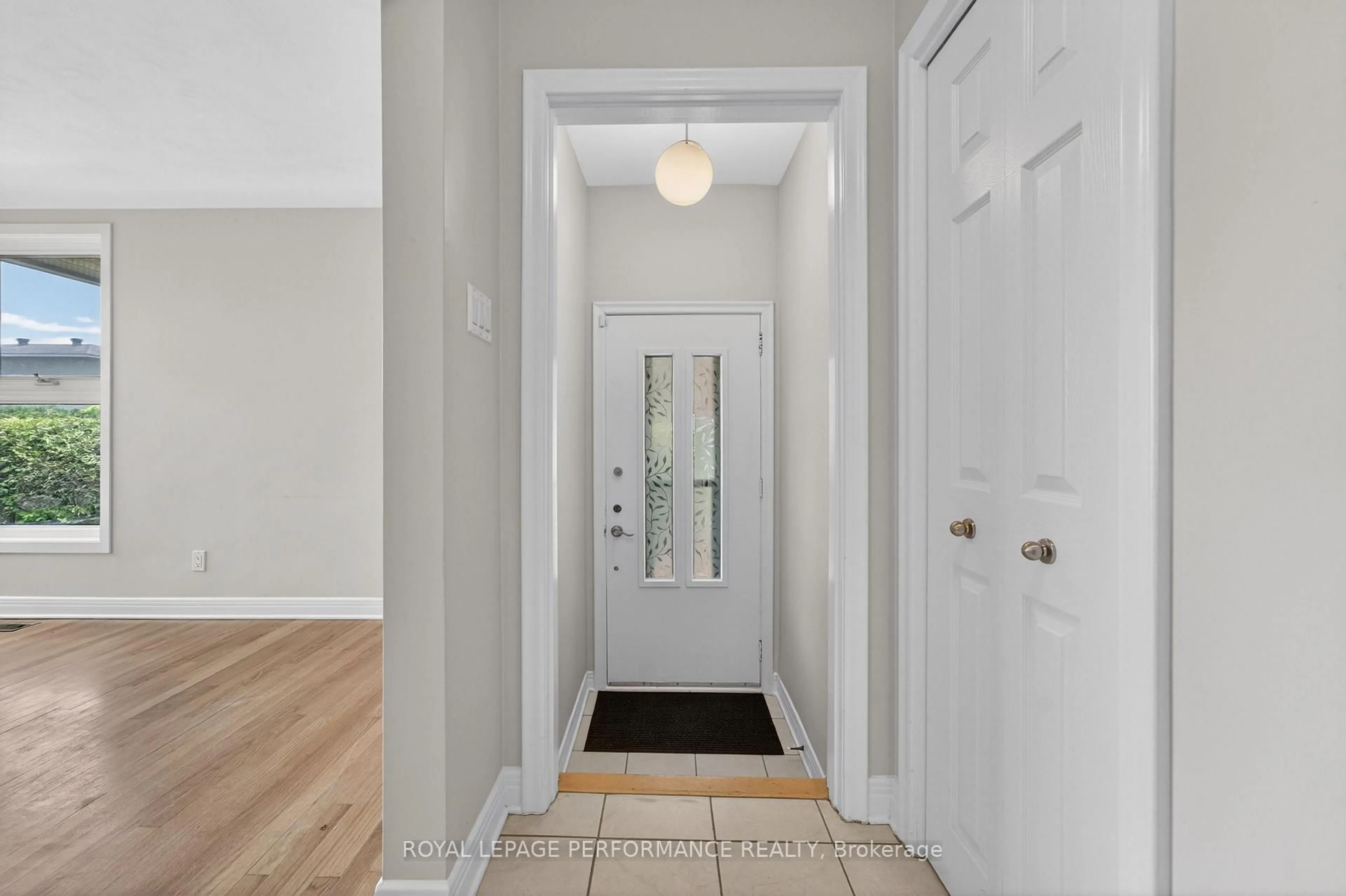 Indoor entryway for 908 Innswood Dr, Ottawa Ontario K2A 3S1