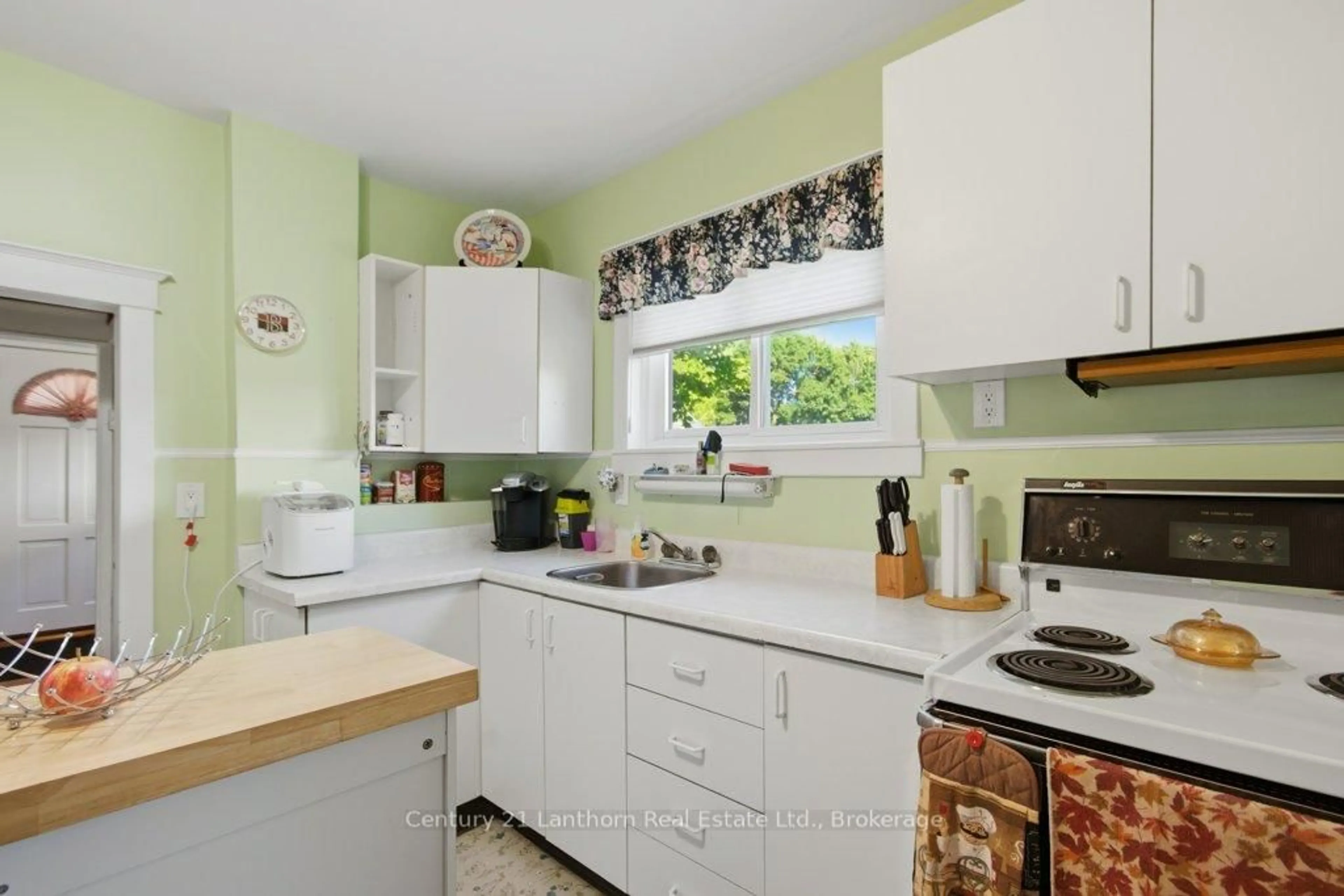 Standard kitchen, ceramic/tile floor for 7 Purdy St, Belleville Ontario K8P 1Y8