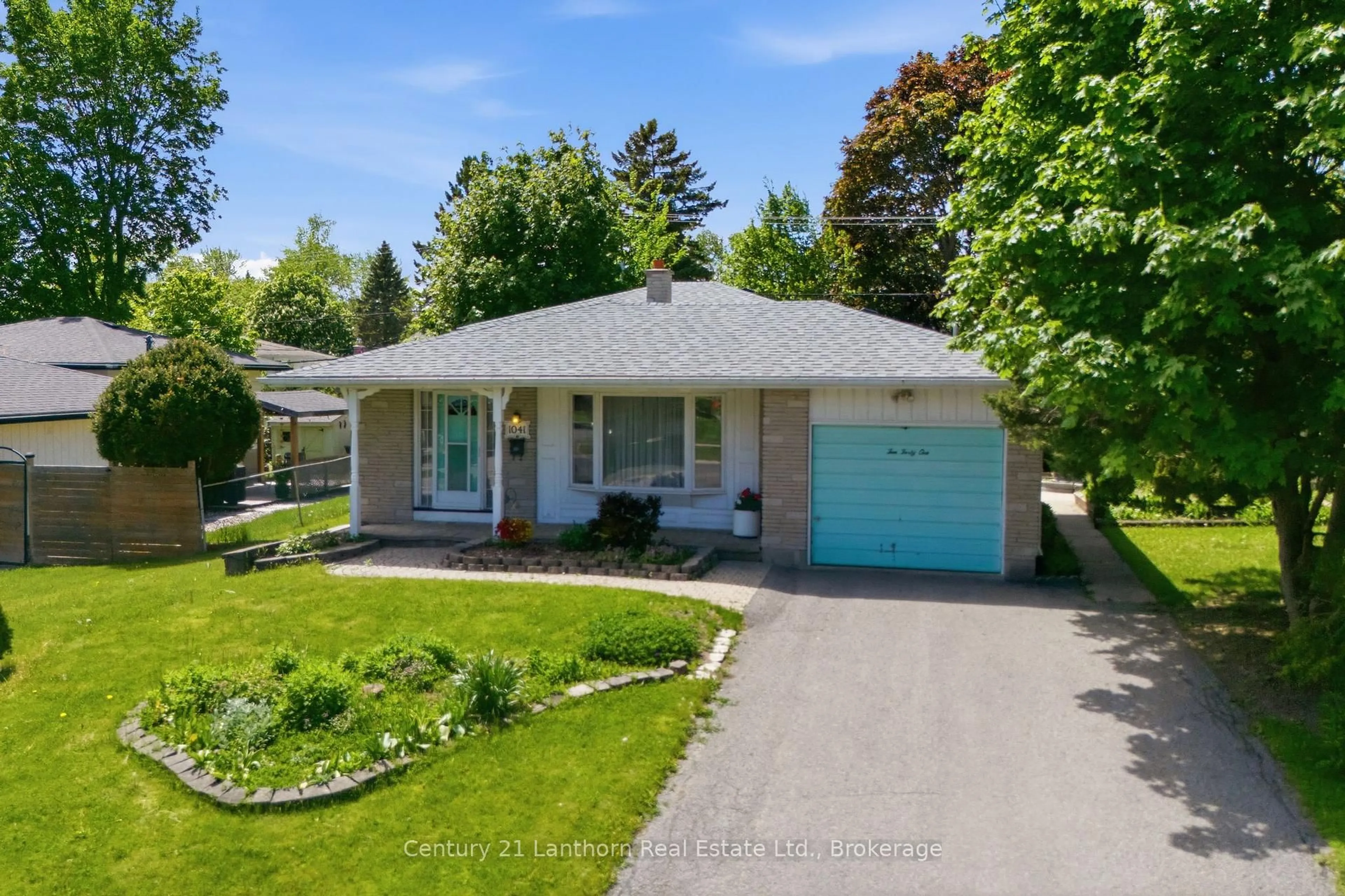 A pic from outside/outdoor area/front of a property/back of a property/a pic from drone, street for 1041 Hudson Dr, Kingston Ontario K7M 5K5