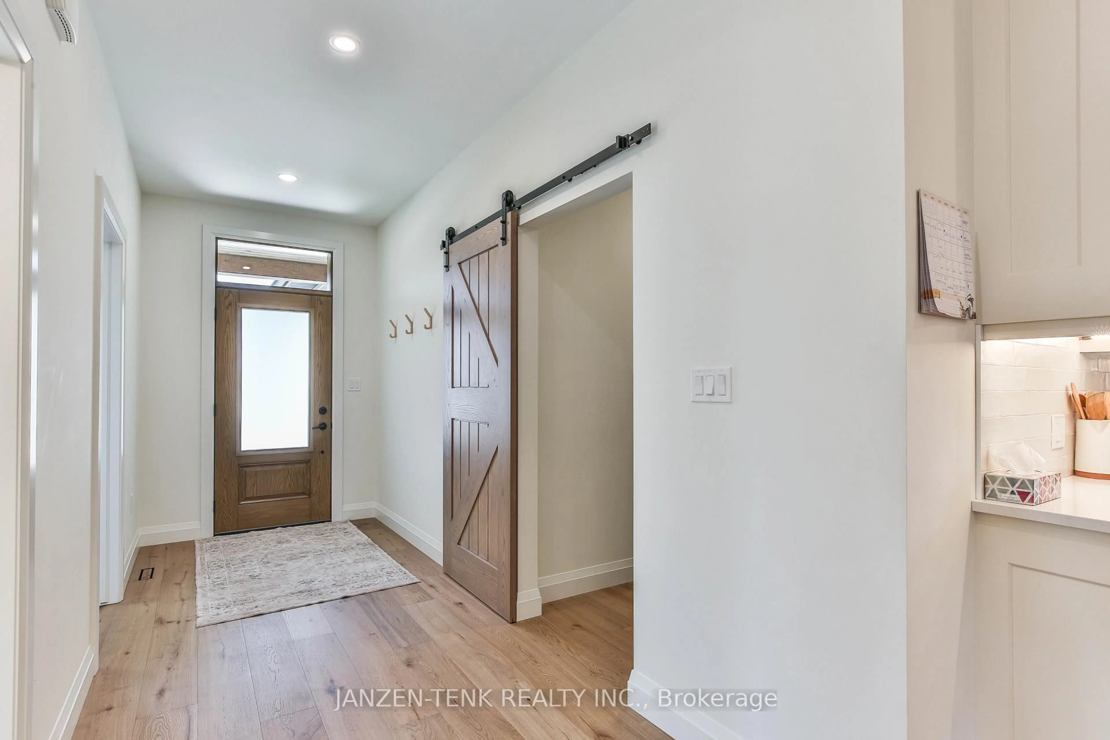 Indoor entryway for 11 Charles Crt, Bayham Ontario N0J 1T0
