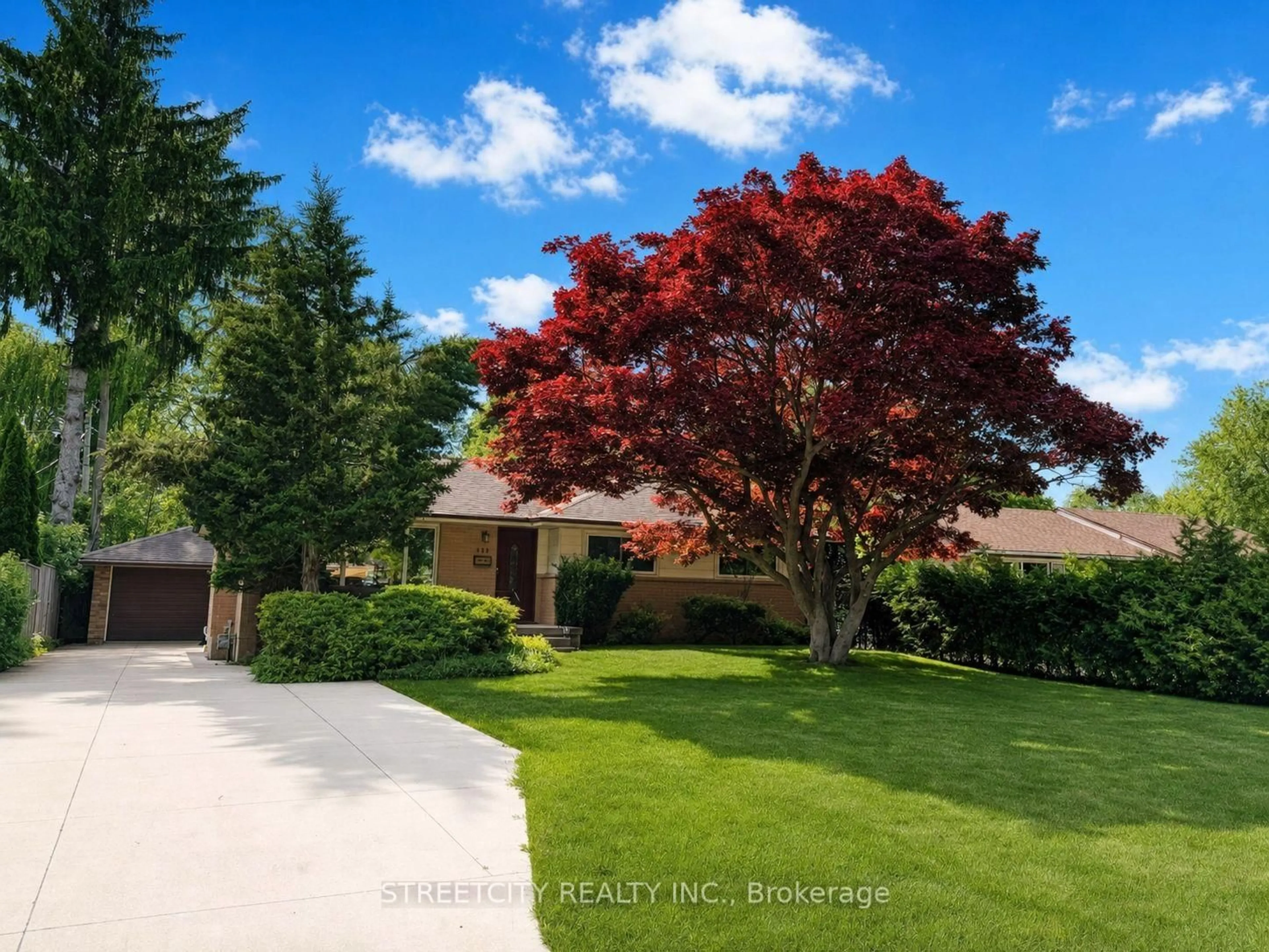 A pic from outside/outdoor area/front of a property/back of a property/a pic from drone, street for 444 SCENIC Dr, London South Ontario N5Z 3A8