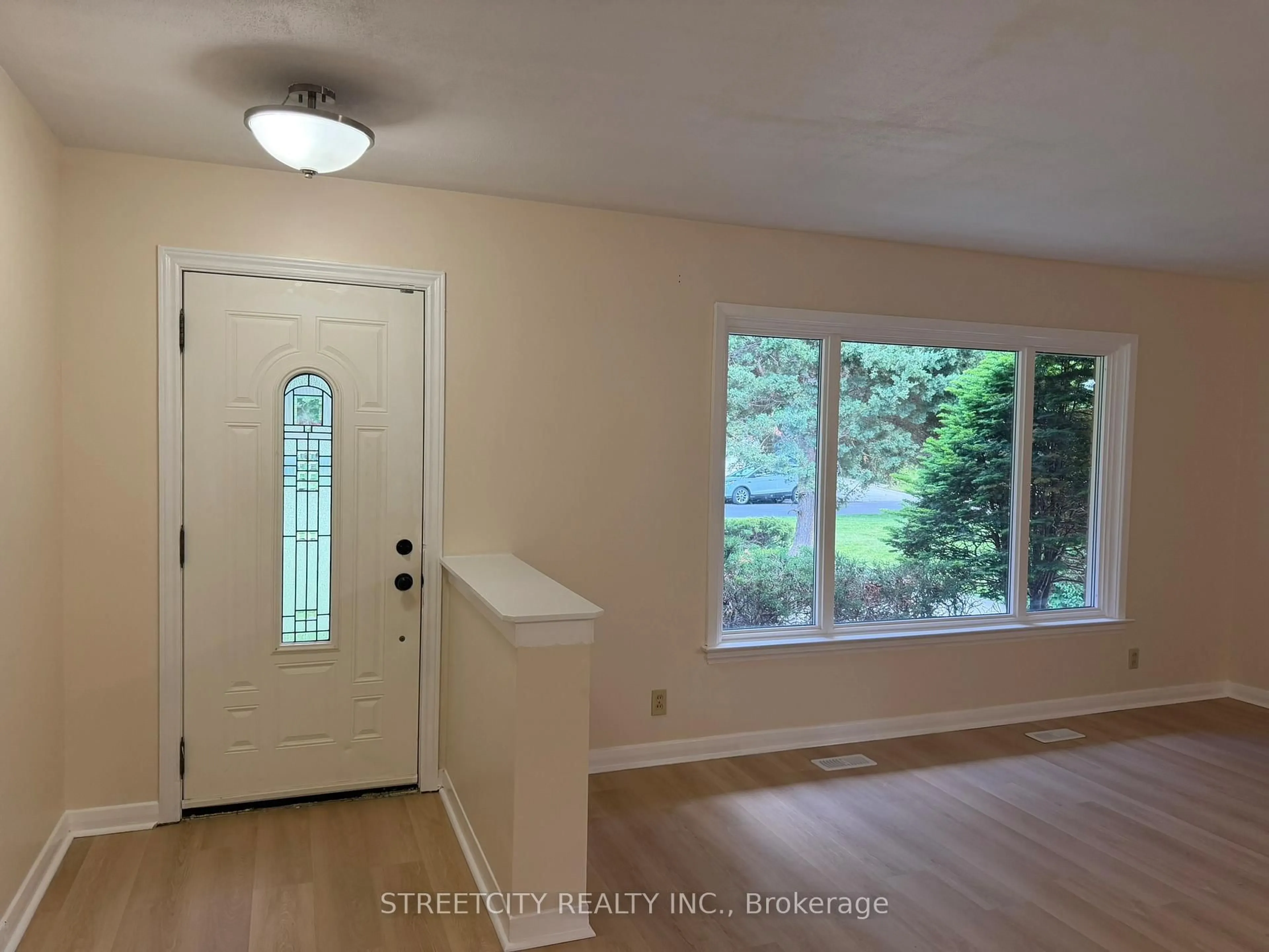 Indoor entryway for 444 SCENIC Dr, London South Ontario N5Z 3A8