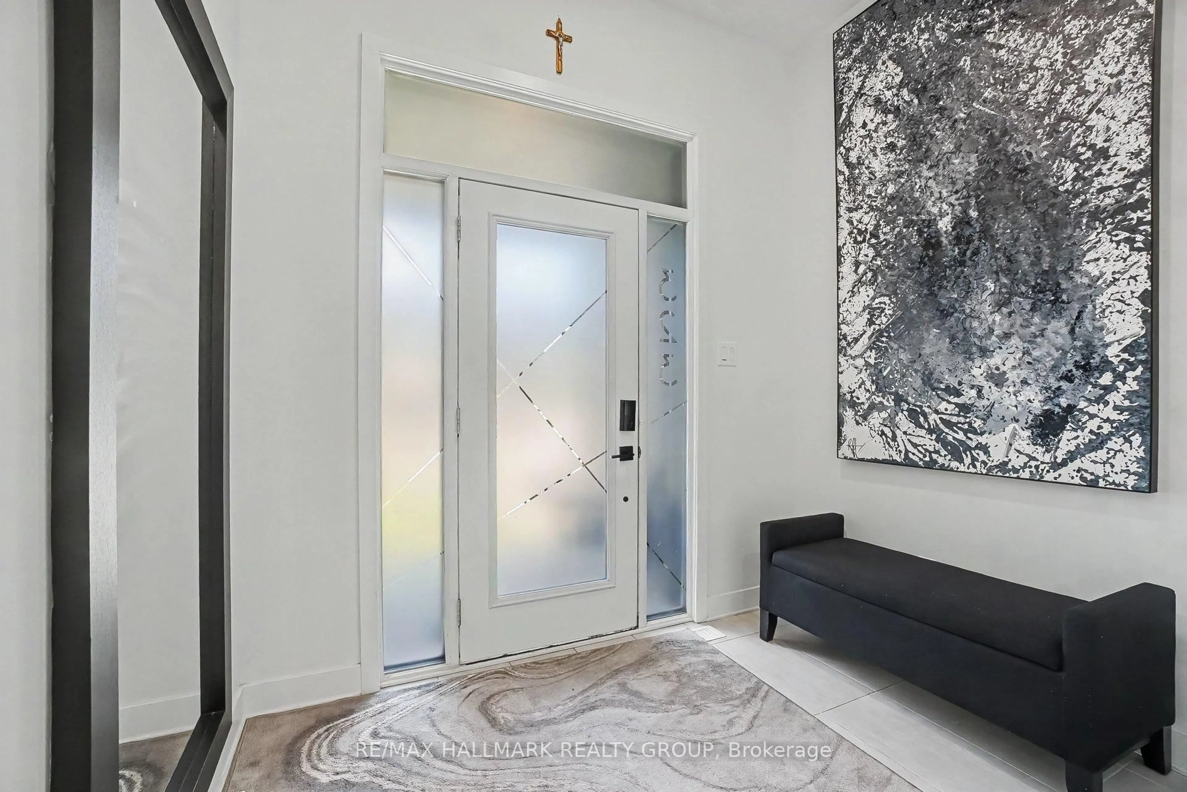 Indoor entryway for 323 Wabasso Lane, Ottawa Ontario K1T 0T2