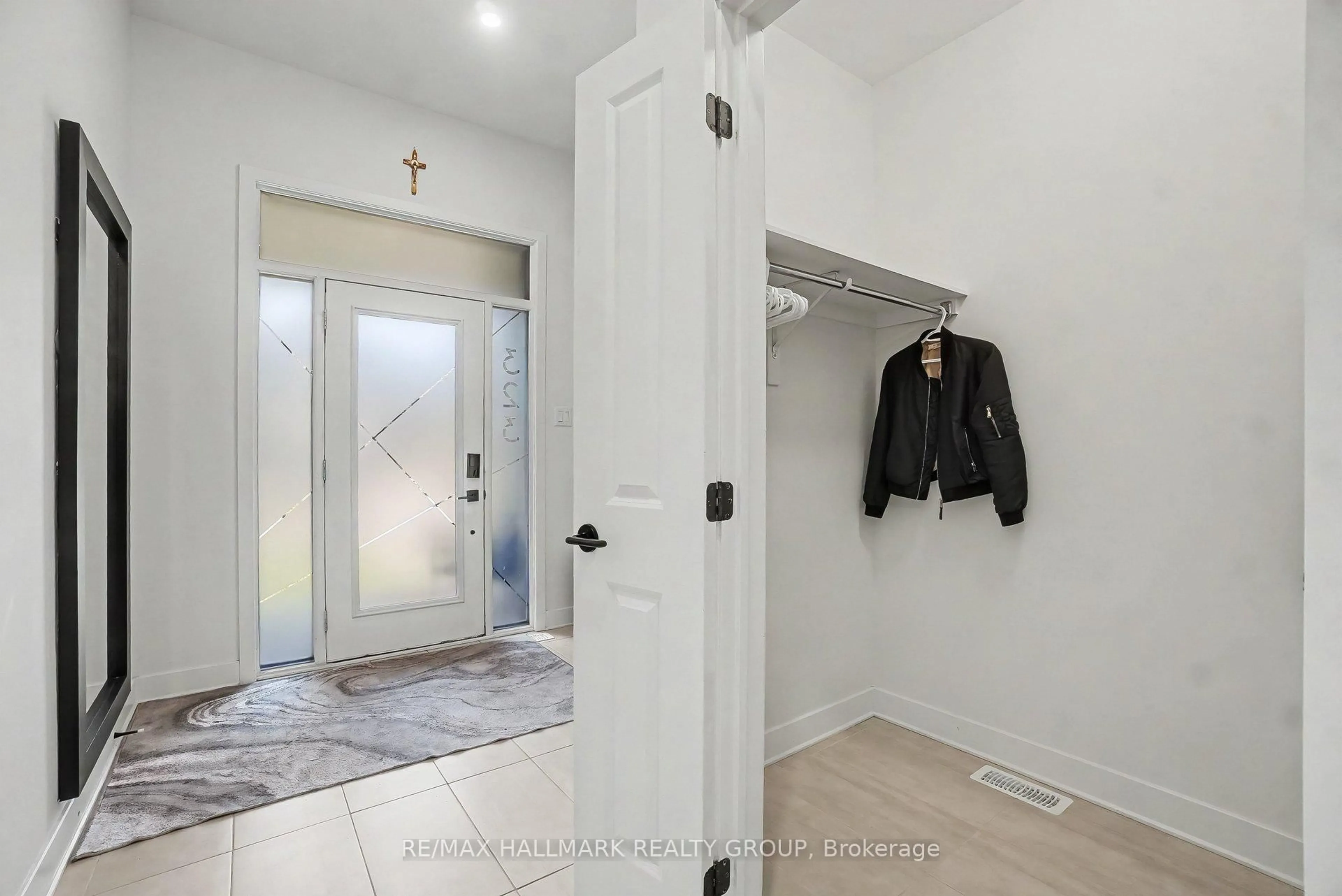 Indoor entryway for 323 Wabasso Lane, Ottawa Ontario K1T 0T2